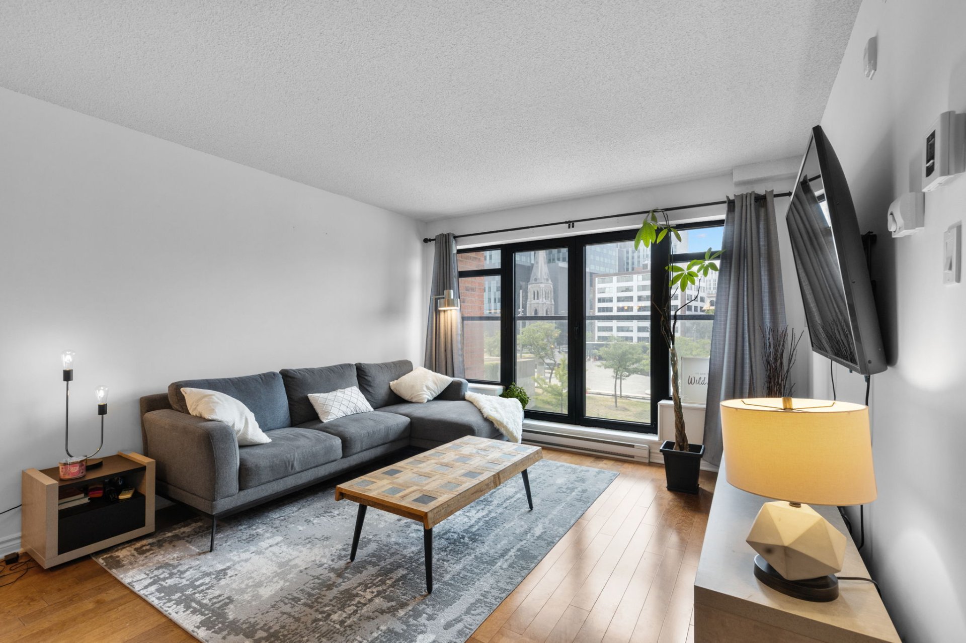 450 Rue St-Antoine E. — photo 2
