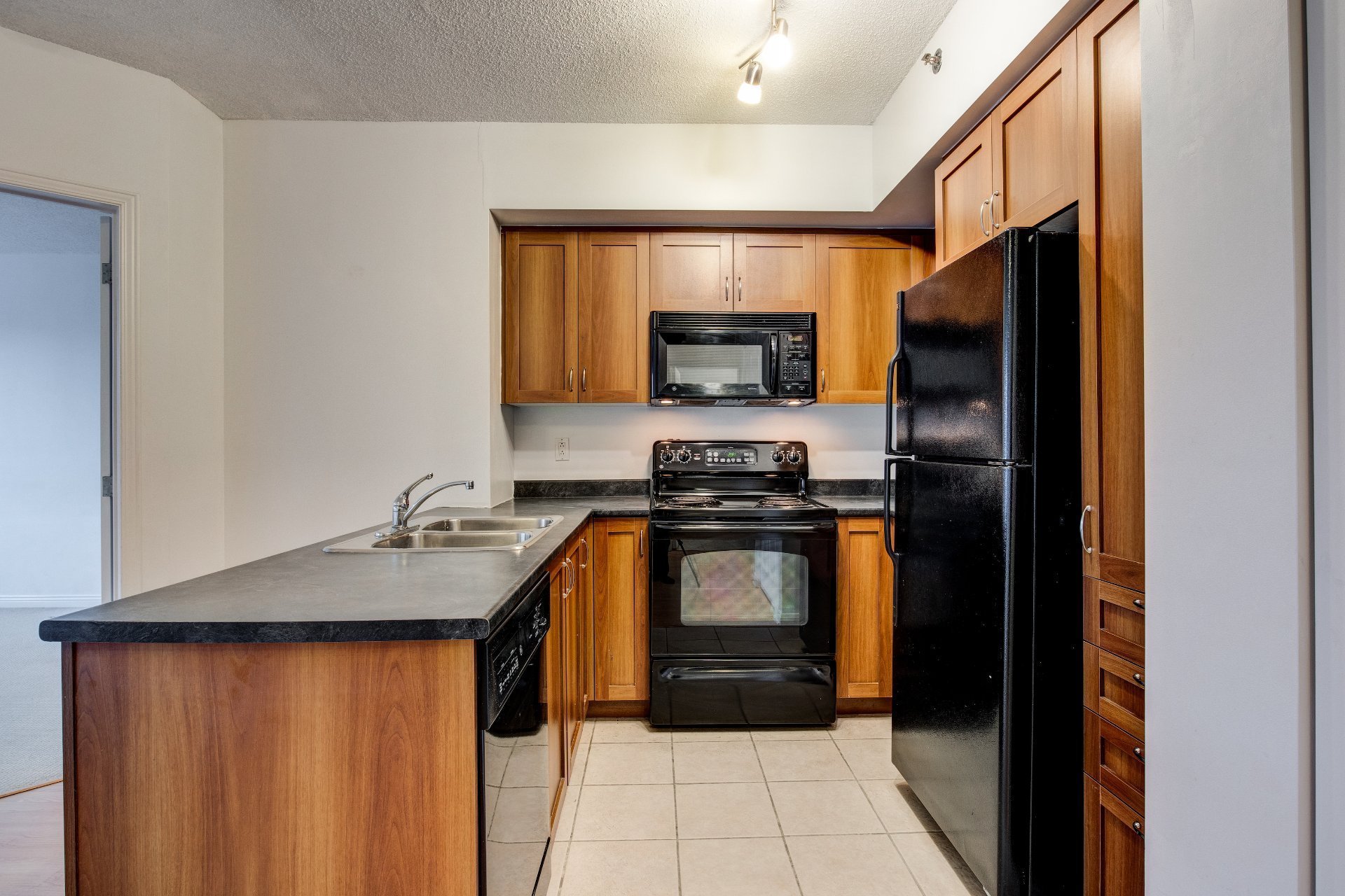 651 Rue de la Montagne — photo 3