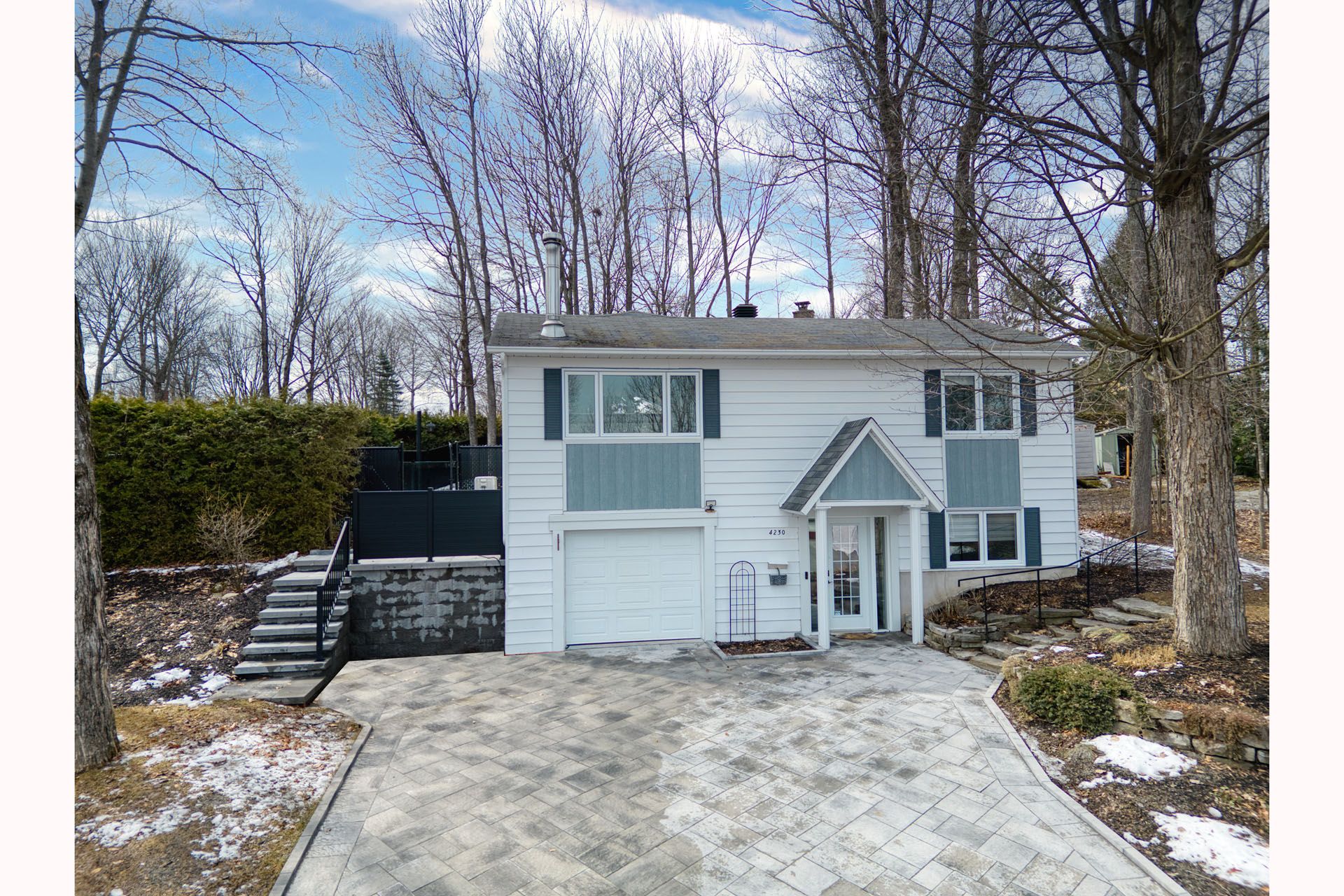 Superbe maison à vendre à Sherbrooke . Cette maison à vendre à Sherbrooke  vous intéresse? Contactez un de nos courtiers immobiliers pour plus d'information sur cette maison à vendre au 4230 Rue Cayer Sherbrooke (Les Nations) (Estrie), Québec, J1J1T2