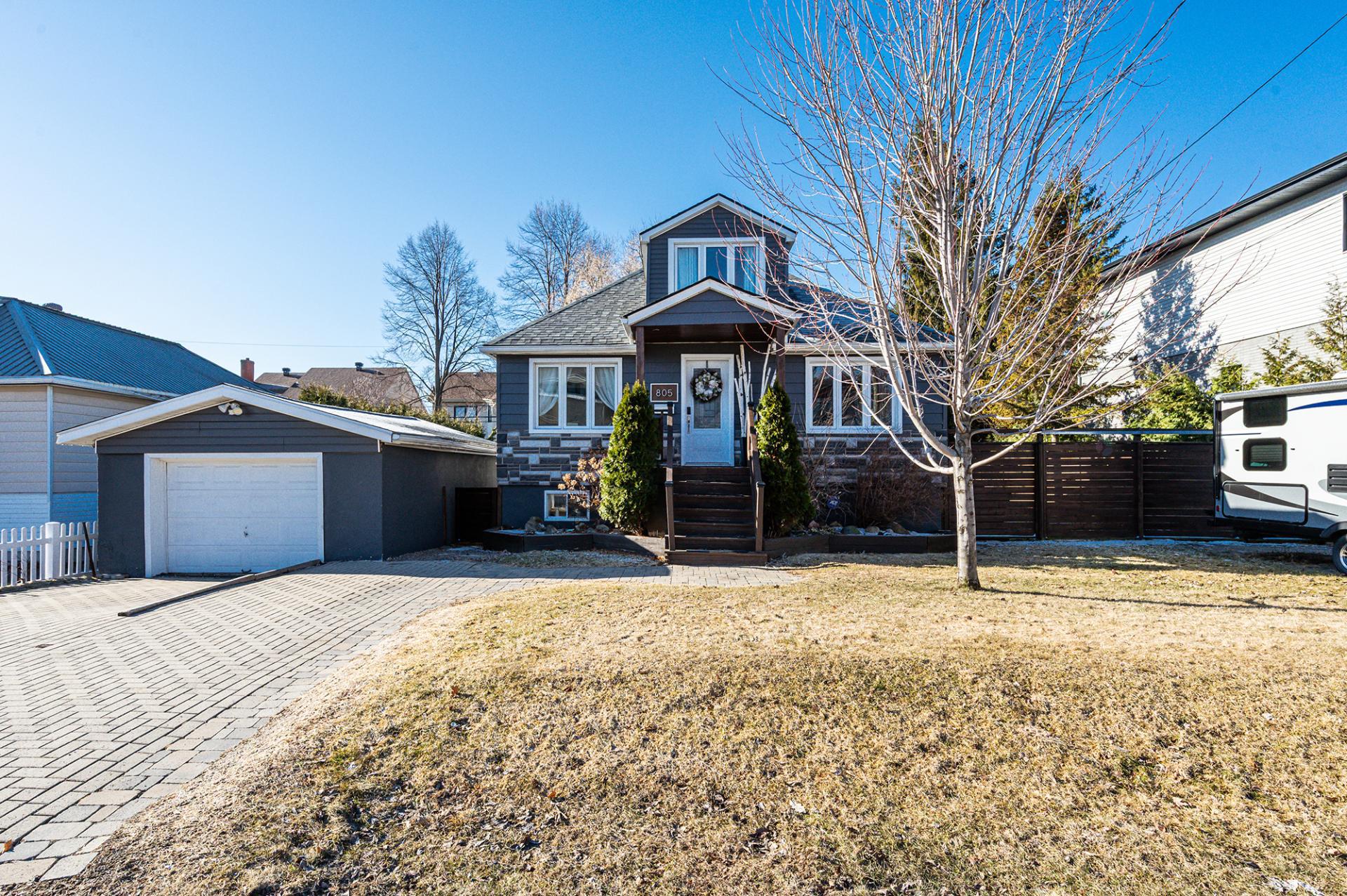 805 Rue Richelieu, Brossard, QC, J4X1H1