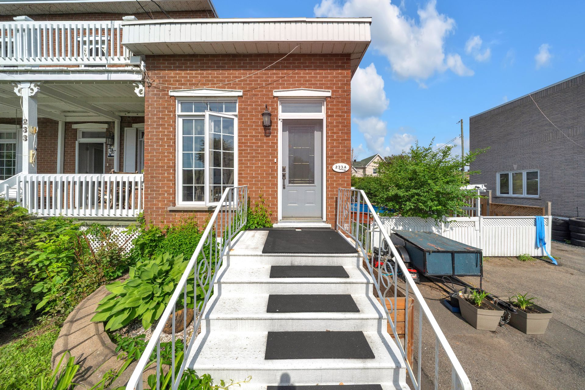 Entrée pour le logement 233B