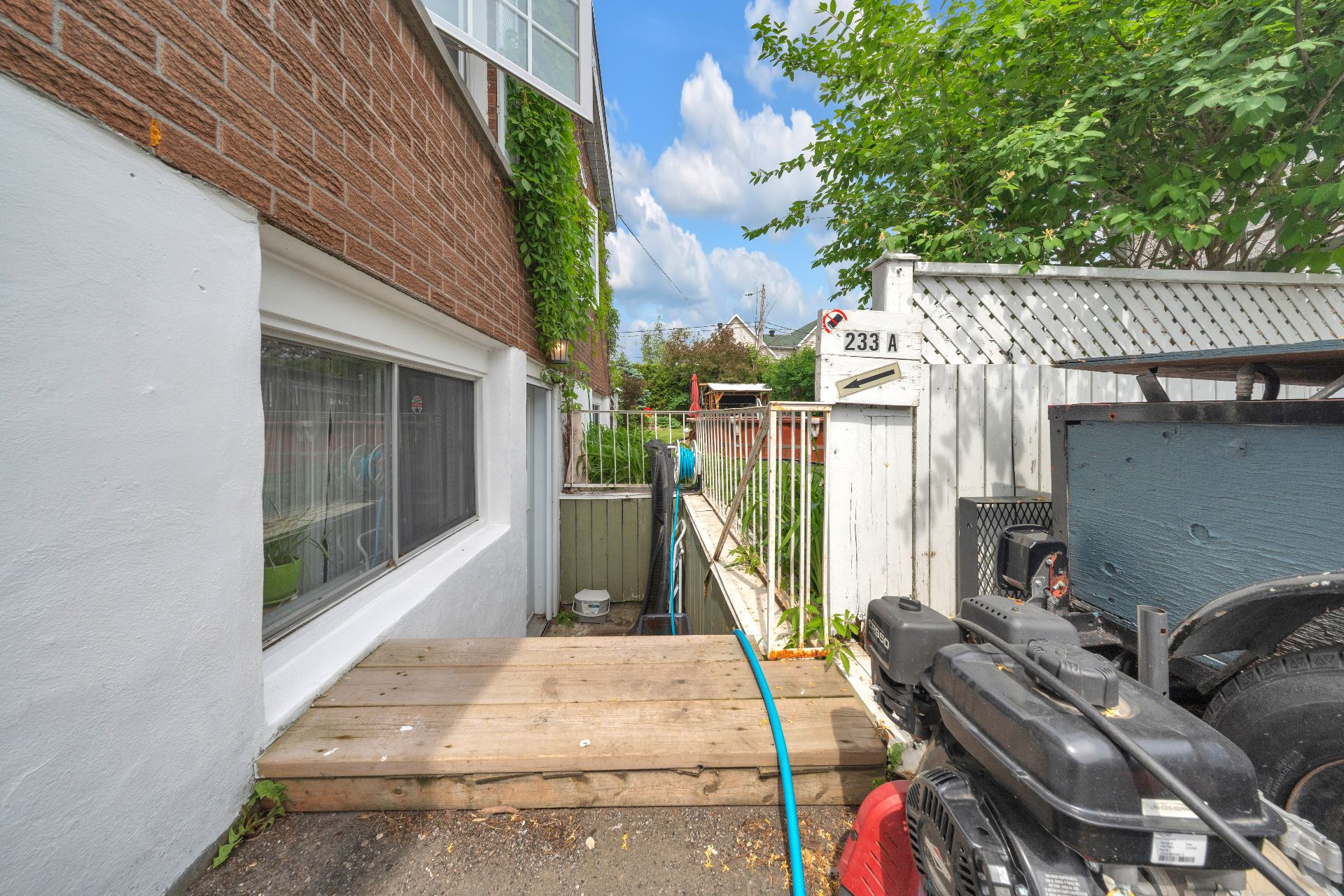 Entrée pour le logement 233A