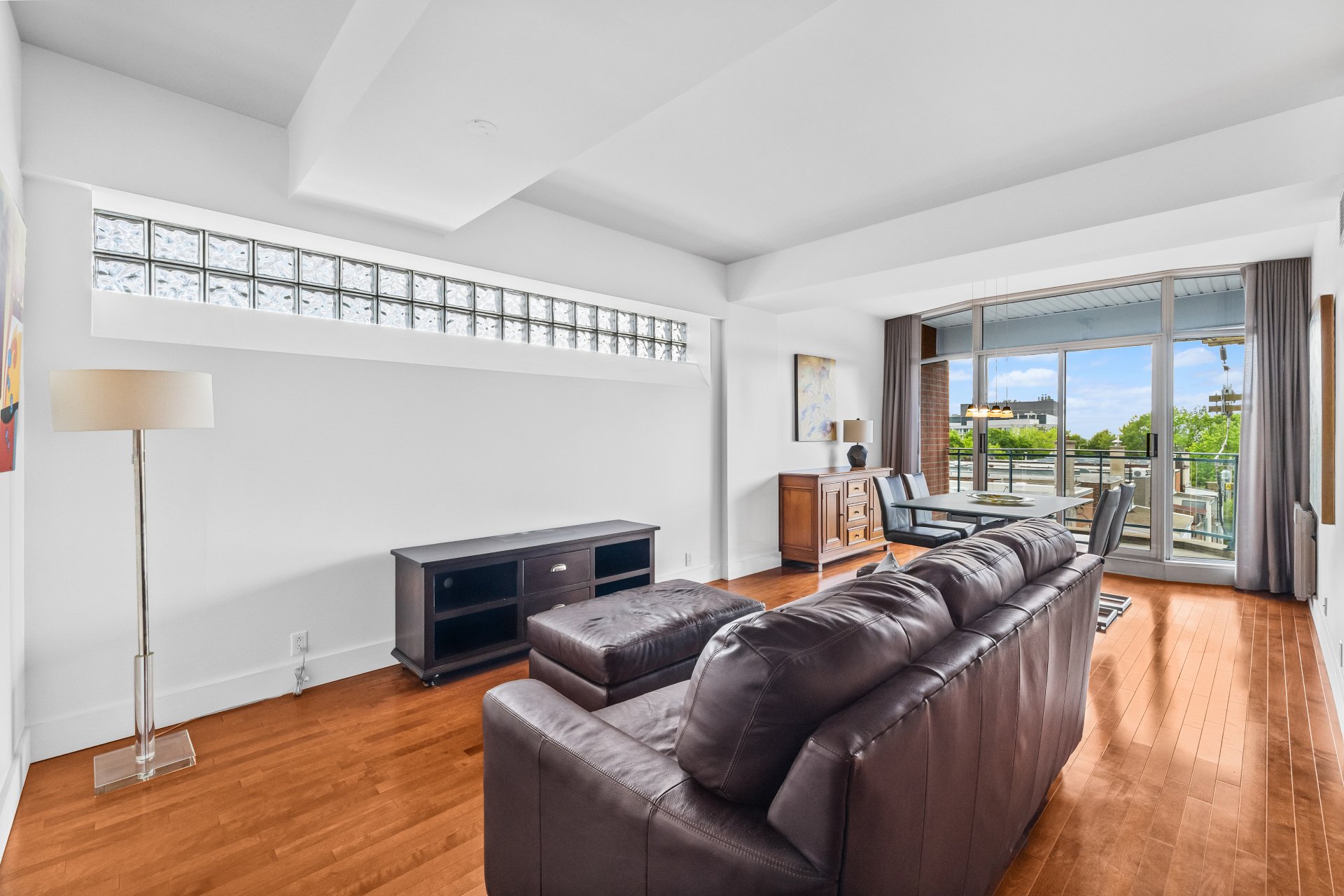 Salon – 1275, Av. Van Horne, app. 48