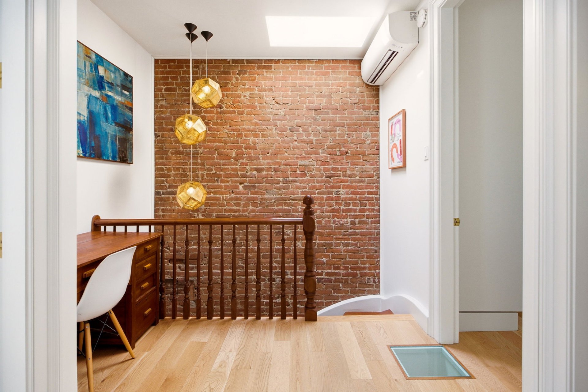 Corridor – 1523, Av. Wrexham