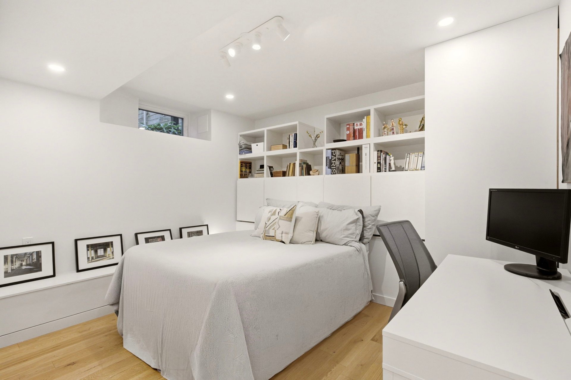 Chambre à coucher – 1523, Av. Wrexham