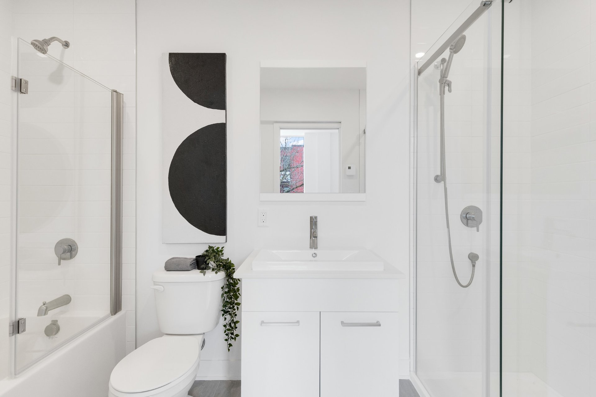 Bathroom – 5410, Av. Papineau, apt. 207