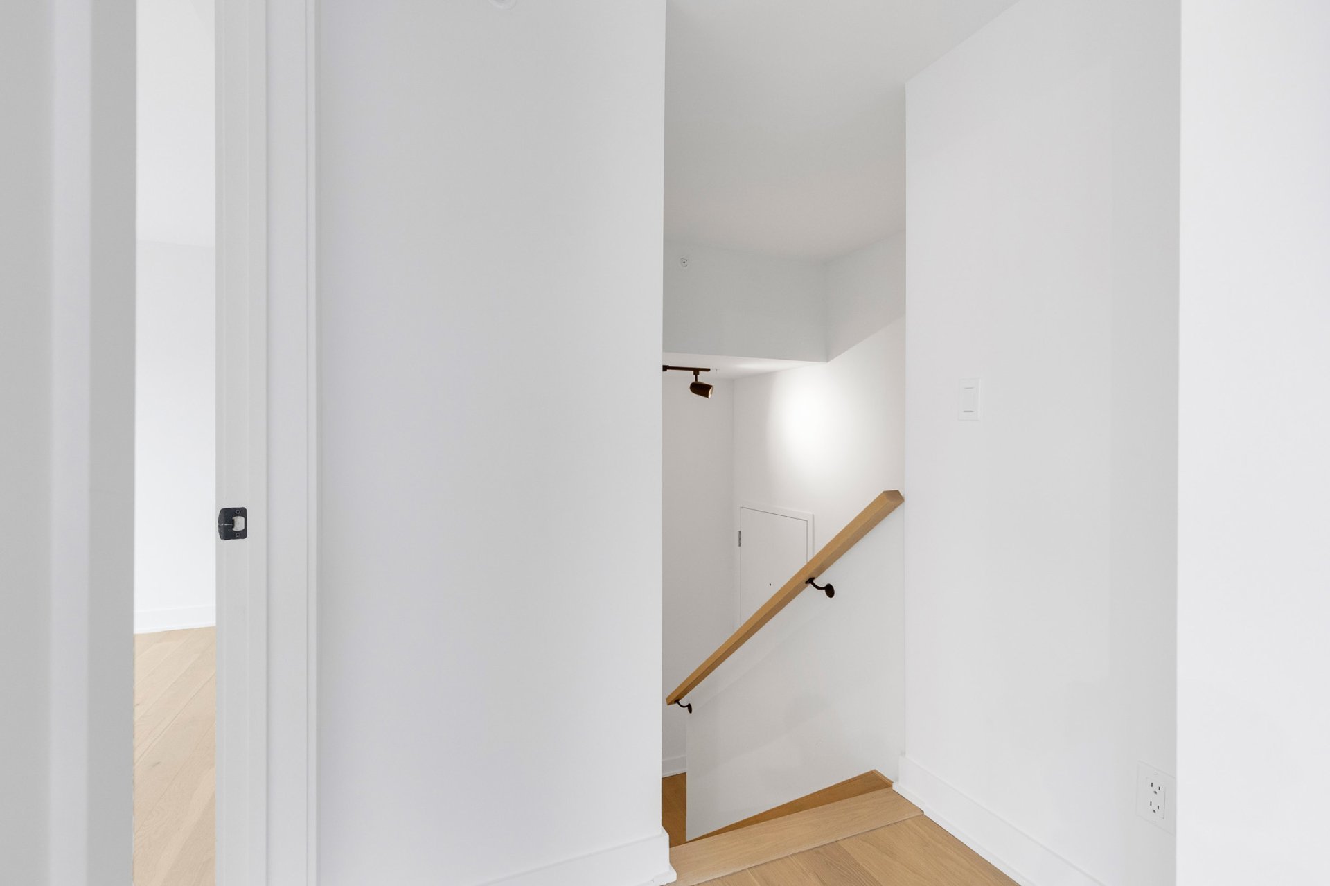 Staircase – 5410, Av. Papineau, apt. 301