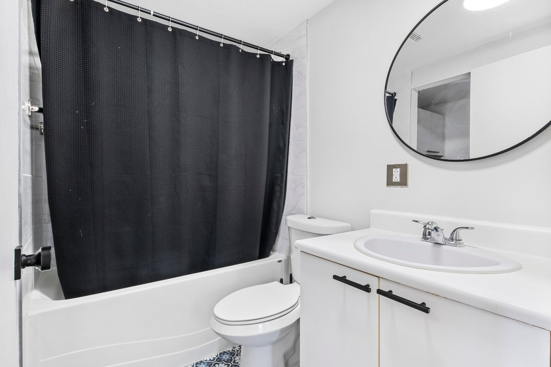 Bathroom – 4651Z-4653Z, Rue Notre-Dame O.