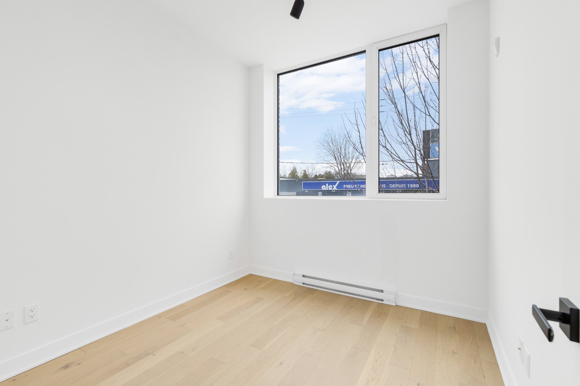 Primary bedroom – 5410, Av. Papineau, apt. 204