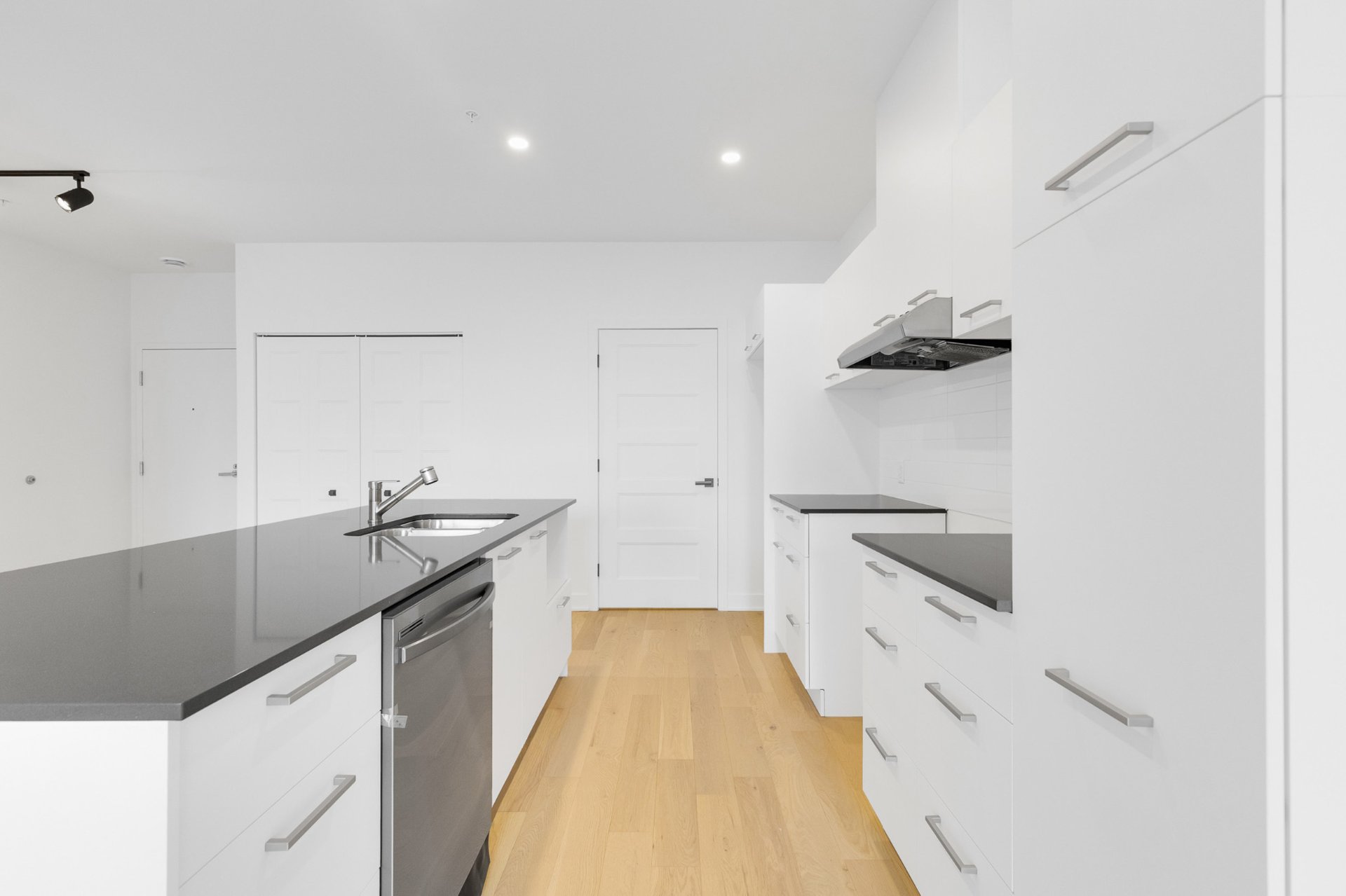 Kitchen – 5410, Av. Papineau, apt. 205
