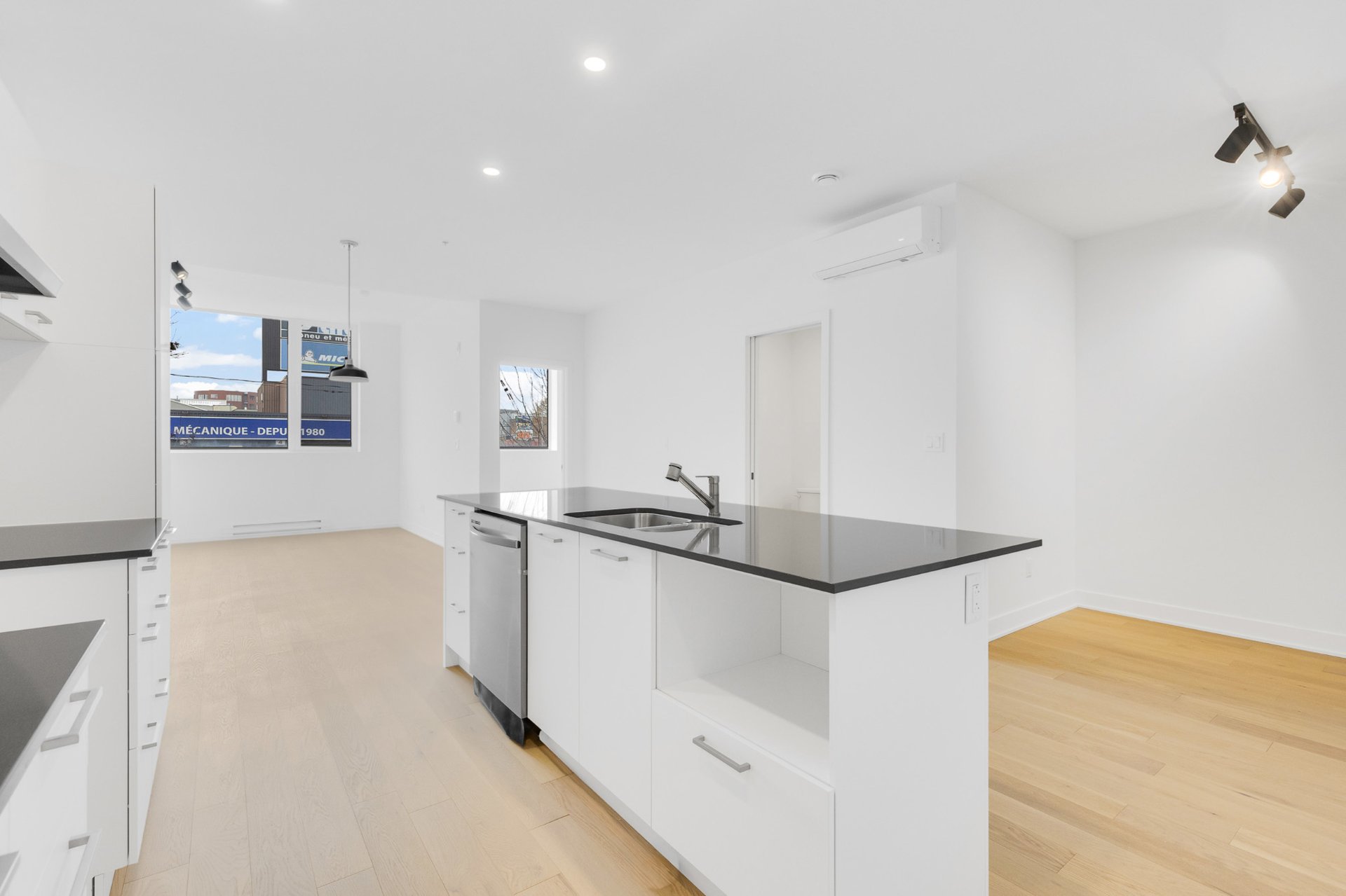 Kitchen – 5410, Av. Papineau, apt. 205
