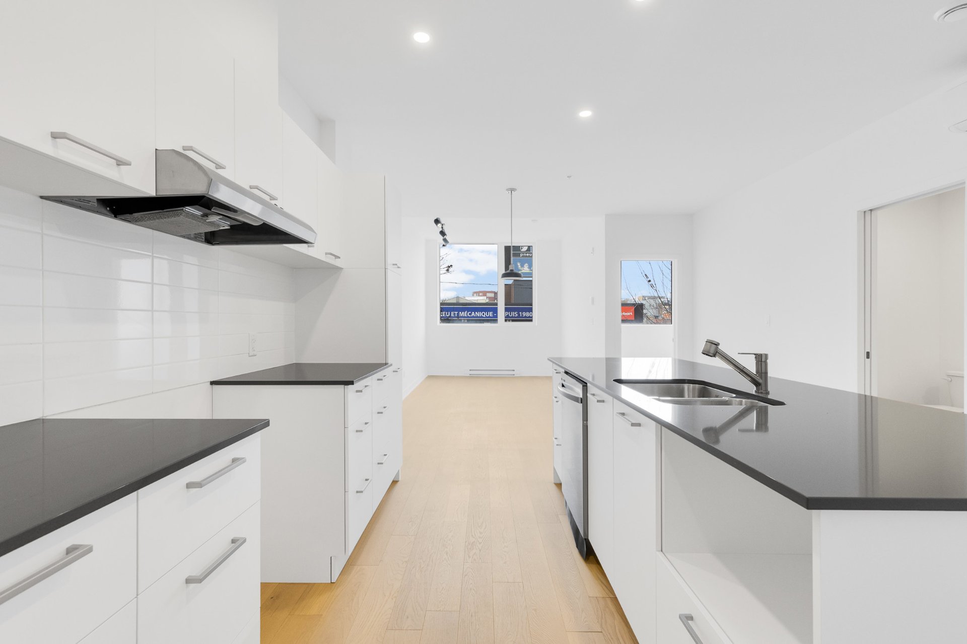 Kitchen – 5410, Av. Papineau, apt. 205