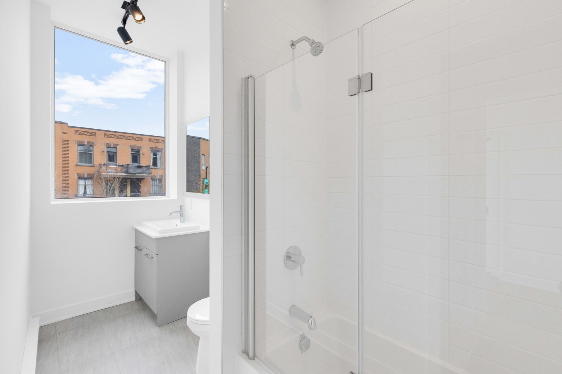 Bathroom – 5410, Av. Papineau, apt. 201