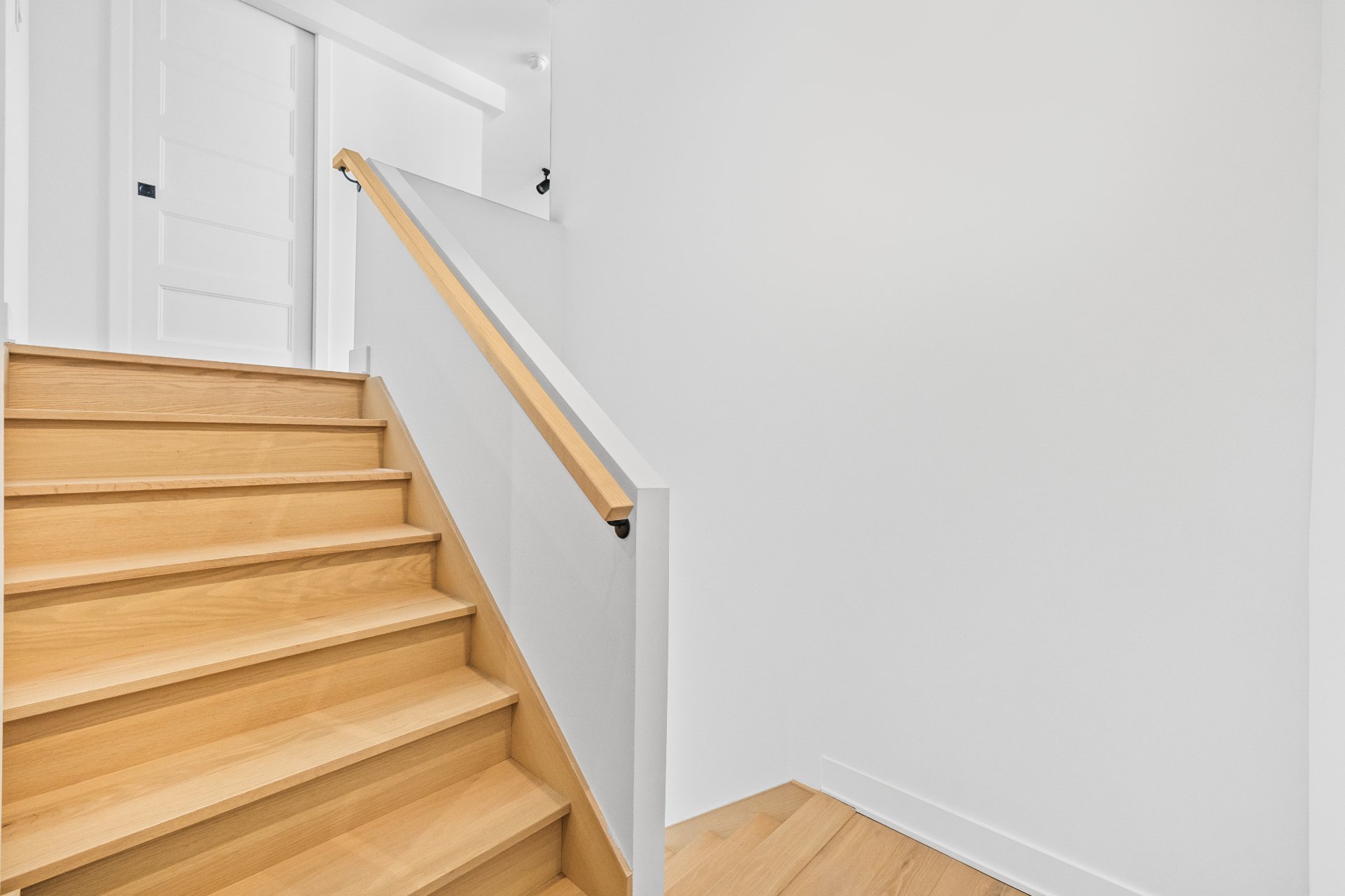 Staircase – 5410, Av. Papineau, apt. 306