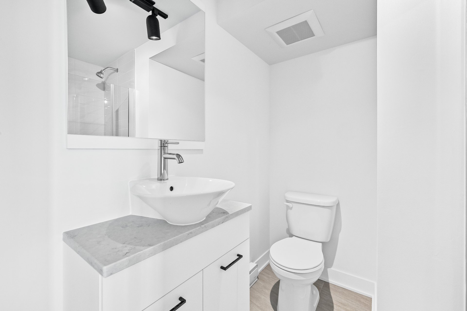 Bathroom – 5410, Av. Papineau, apt. 306