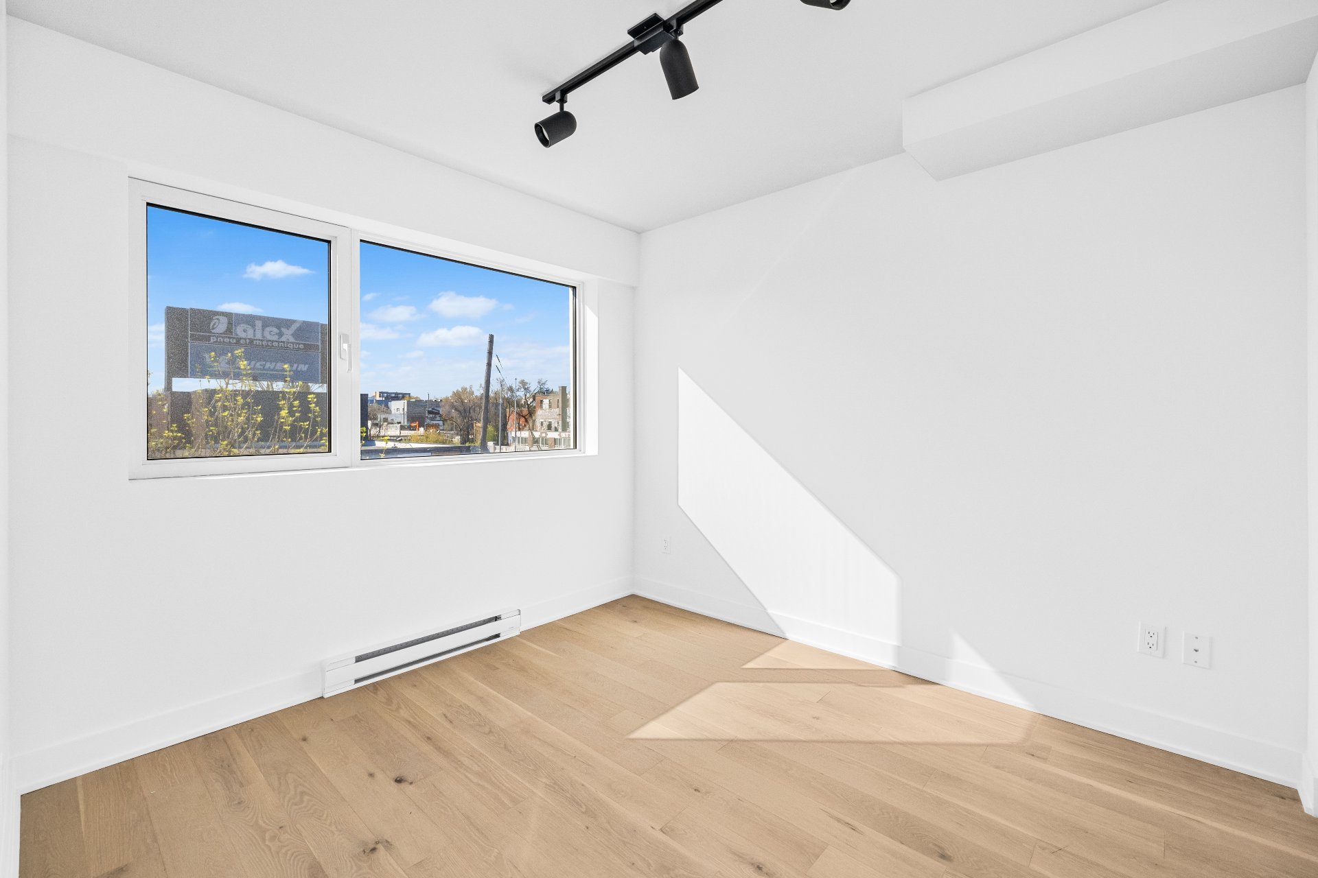 Primary bedroom – 5410, Av. Papineau, apt. 306