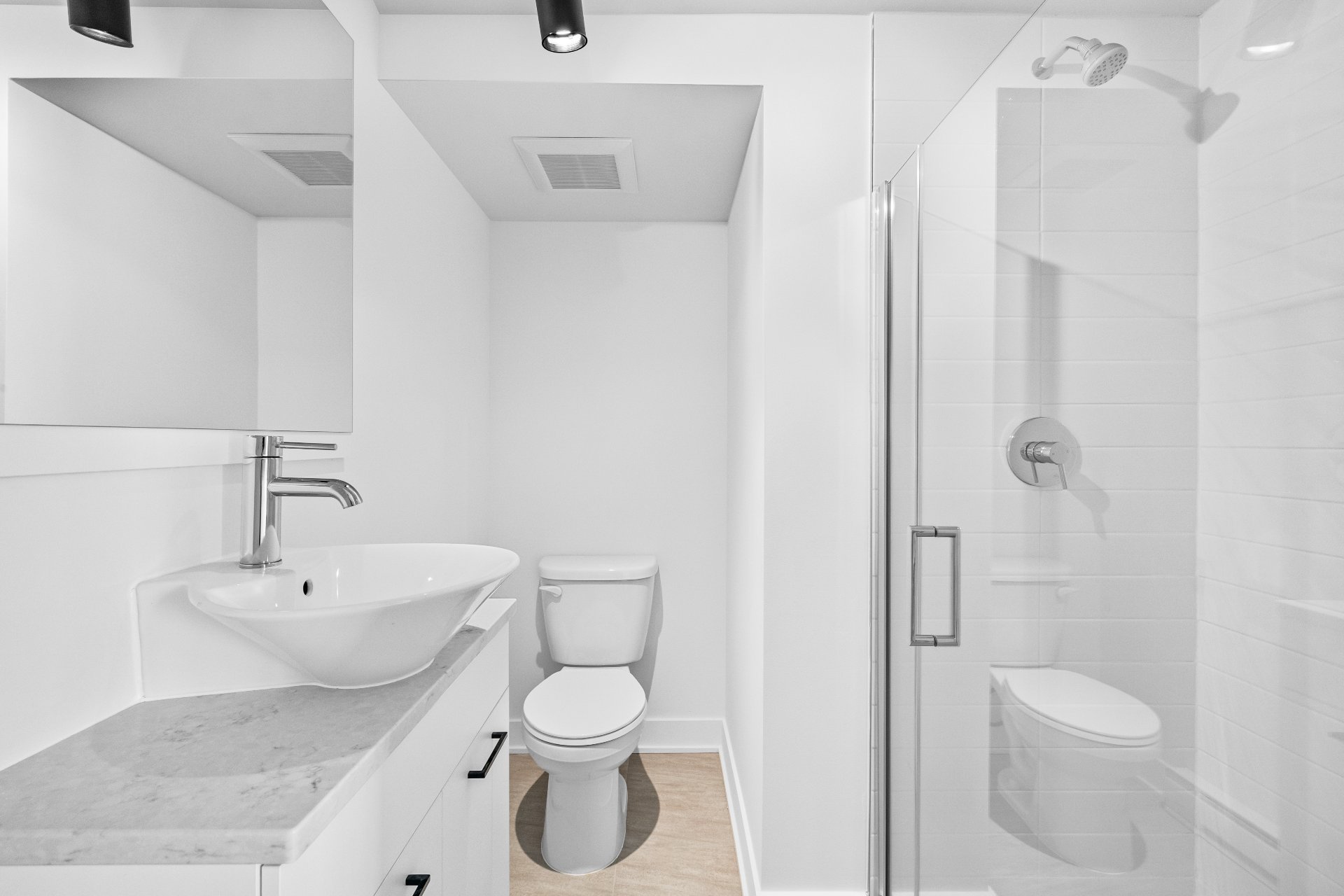 Bathroom – 5410, Av. Papineau, apt. 306