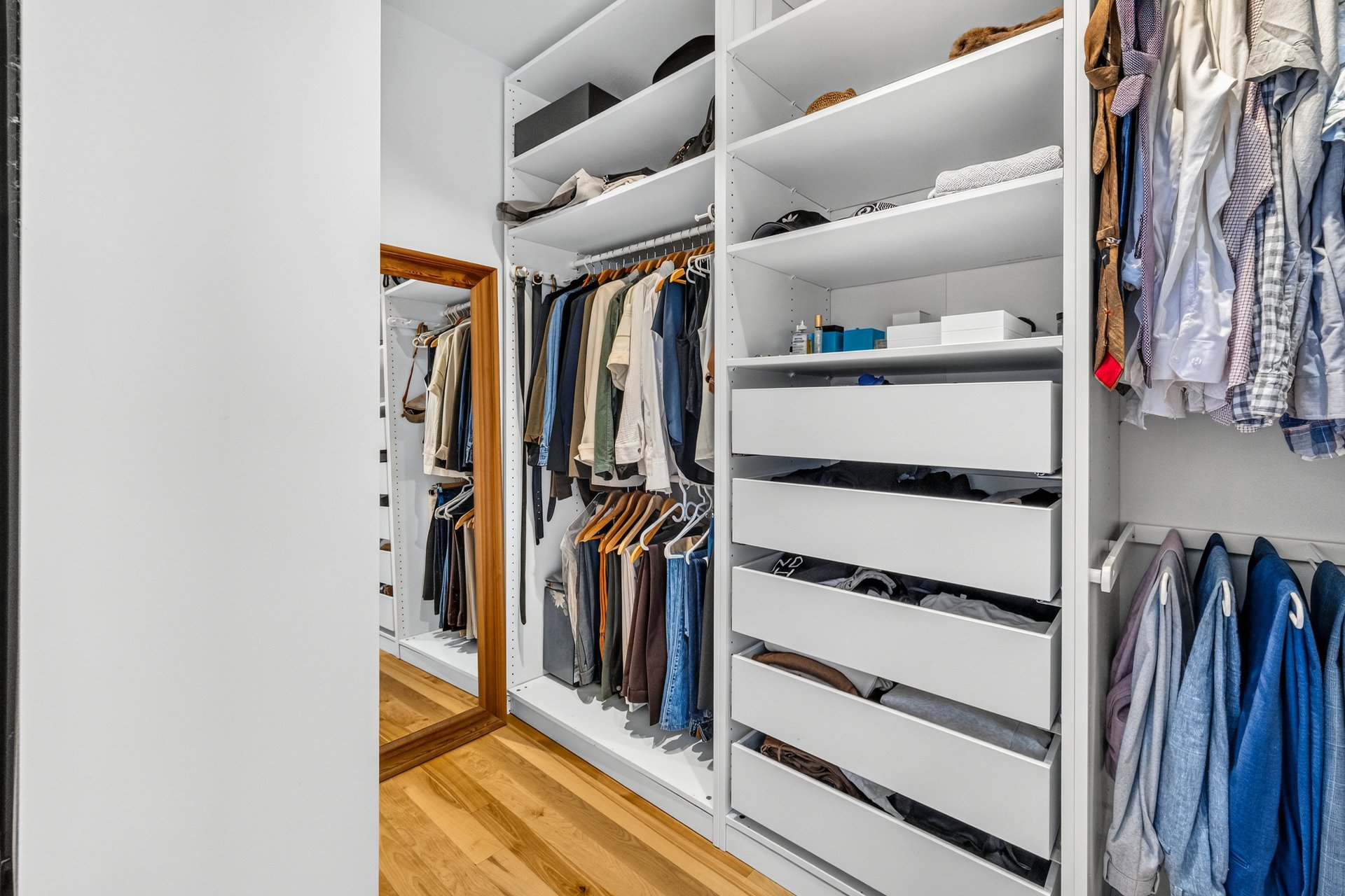 Walk-in closet – 1210, Rue Woodland