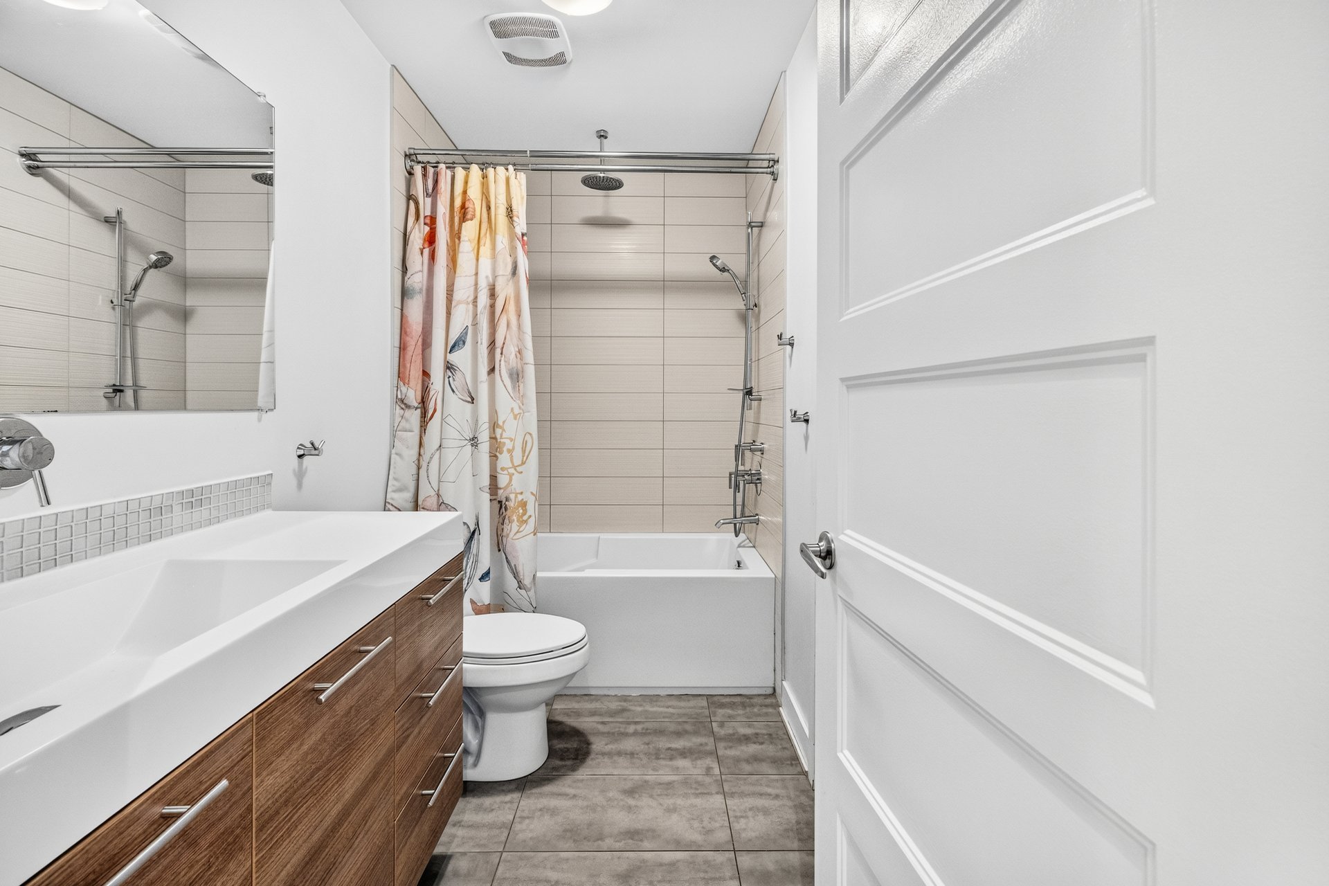 Bathroom – 1210, Rue Woodland