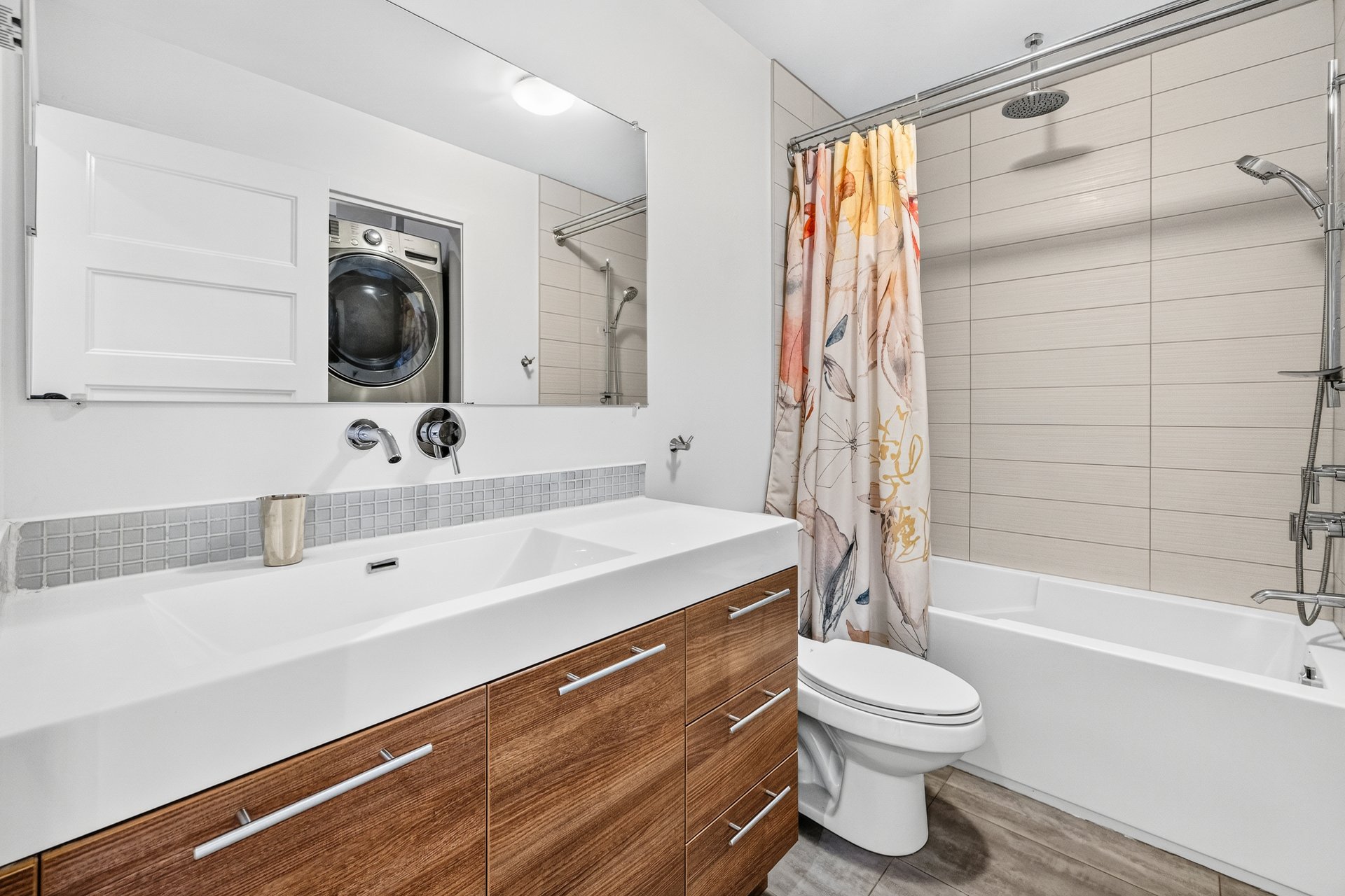 Bathroom – 1210, Rue Woodland
