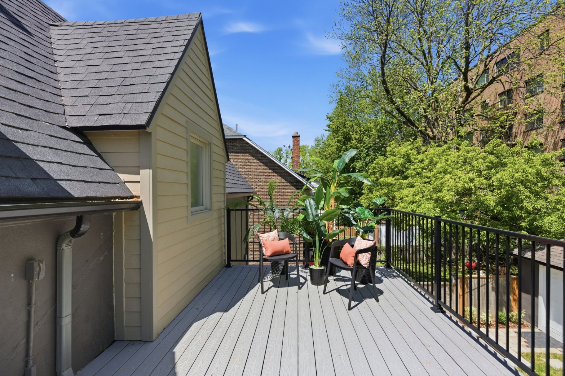 Balcony – 35, Rue Dufferin