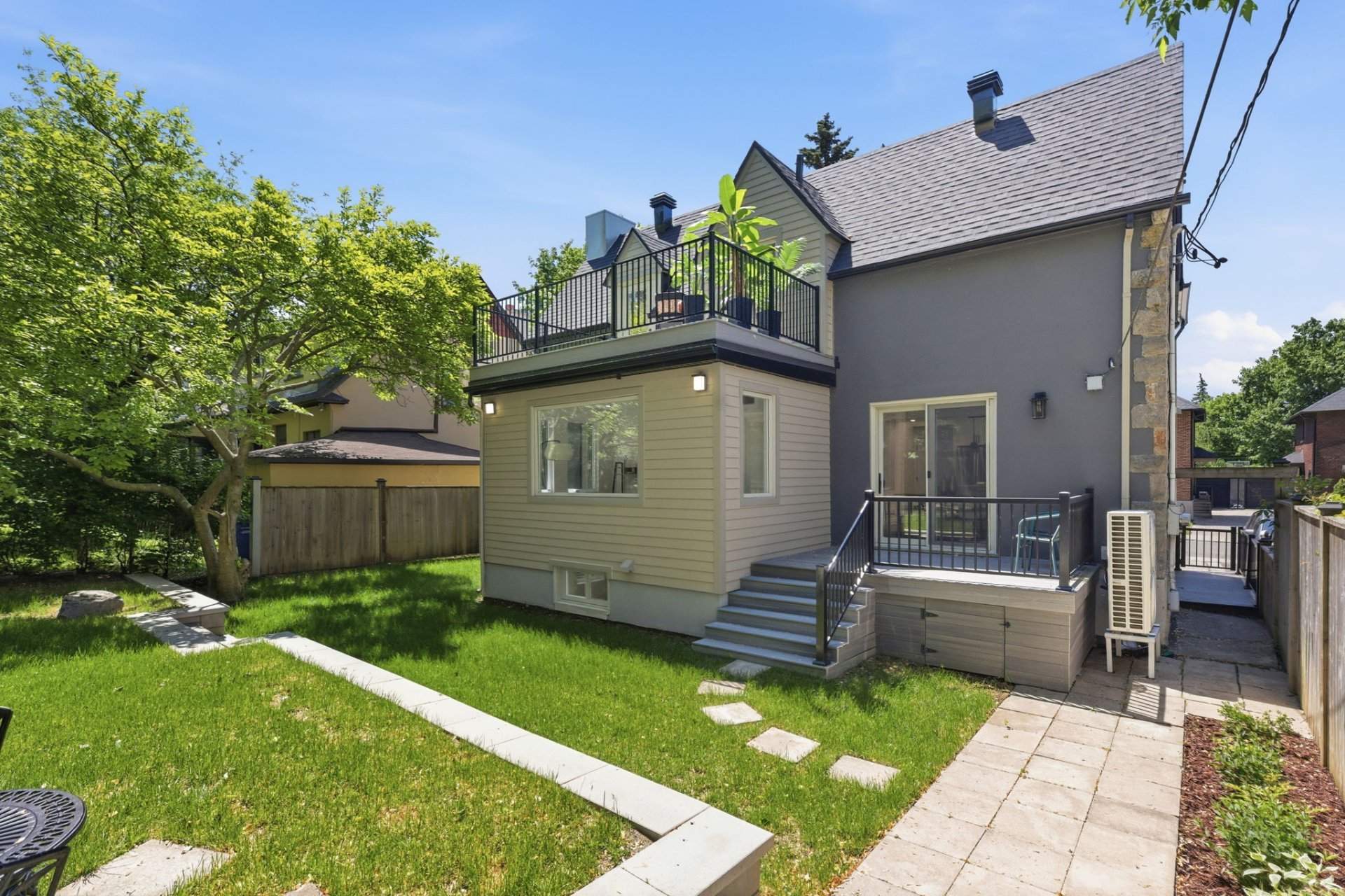 Backyard – 35, Rue Dufferin