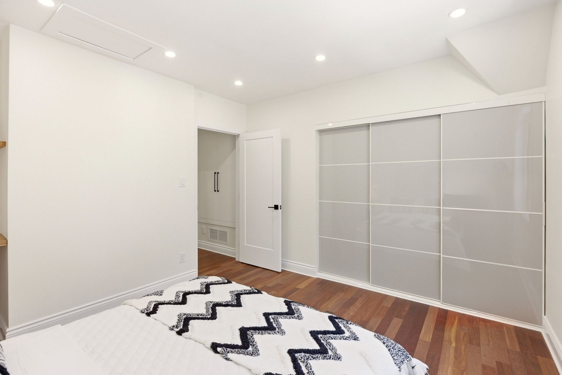 Bedroom – 35, Rue Dufferin