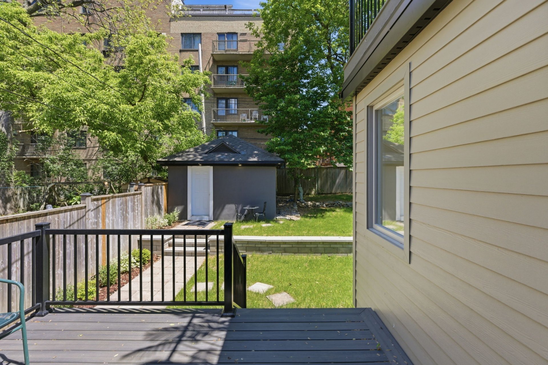 Balcony – 35, Rue Dufferin