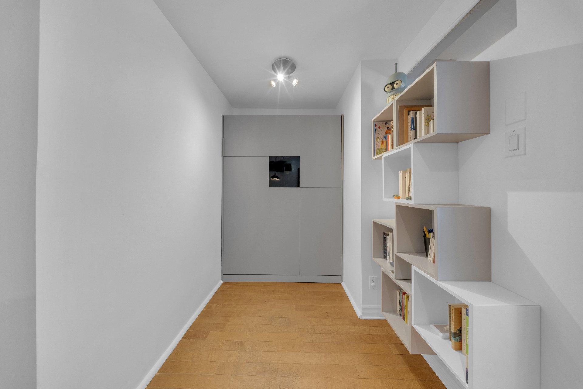 Espace bureau, lit escamotable.