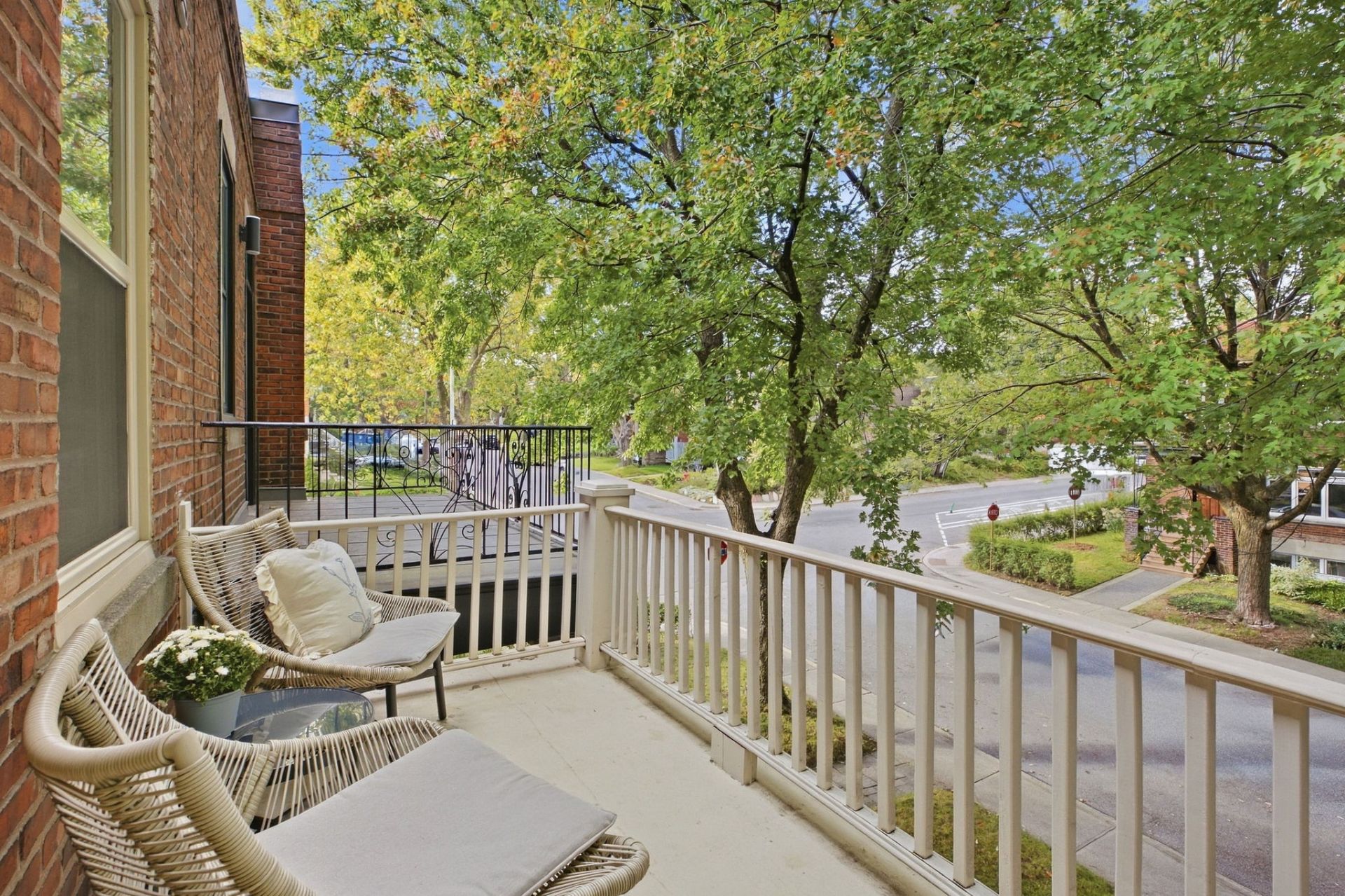 Balcony – 3870, Av. Harvard