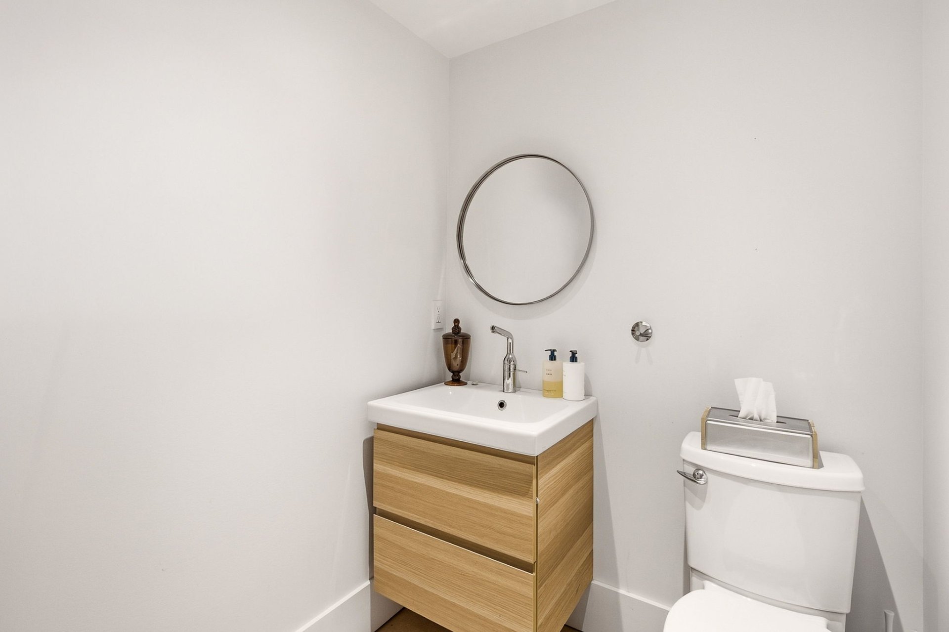 Powder room – 3870, Av. Harvard