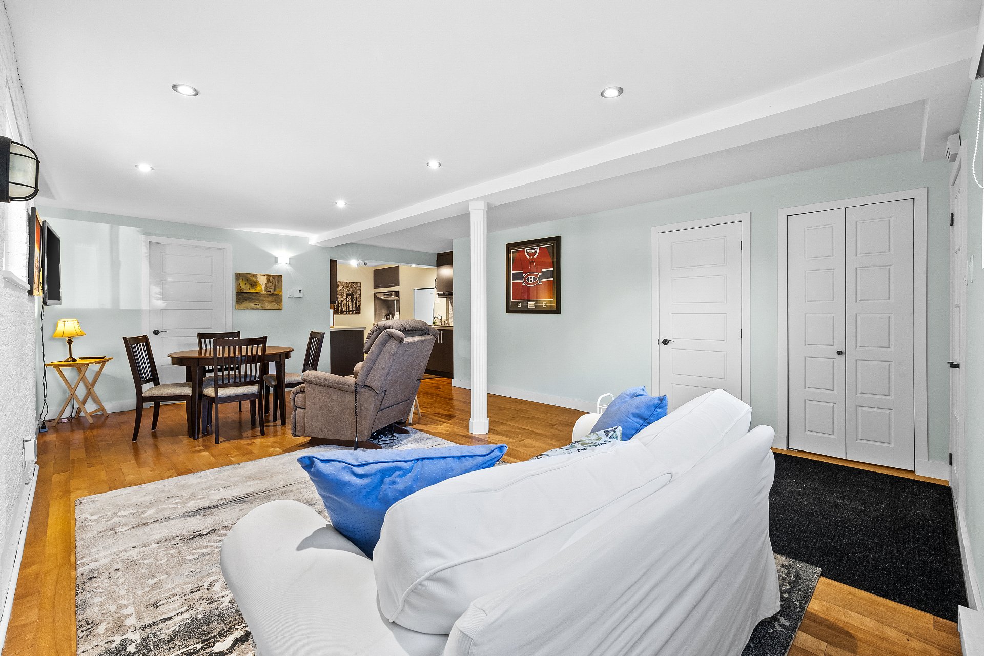 Salle familiale – 8678-8682, Boul. Champlain
