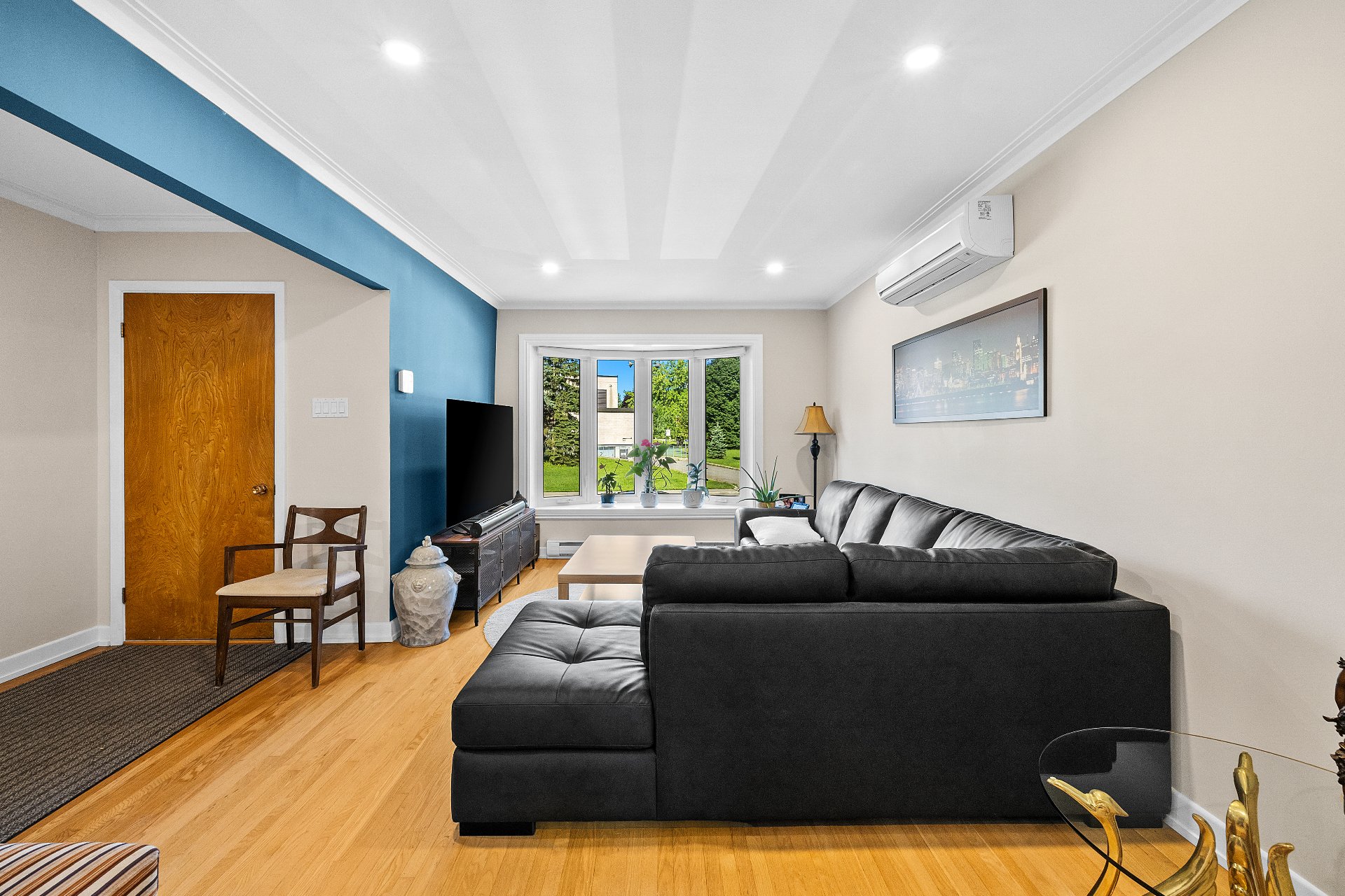 Salon – 8678-8682, Boul. Champlain
