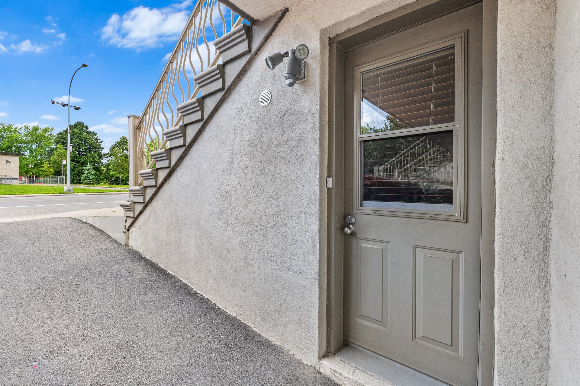 Entrée extérieure – 8678-8682, Boul. Champlain