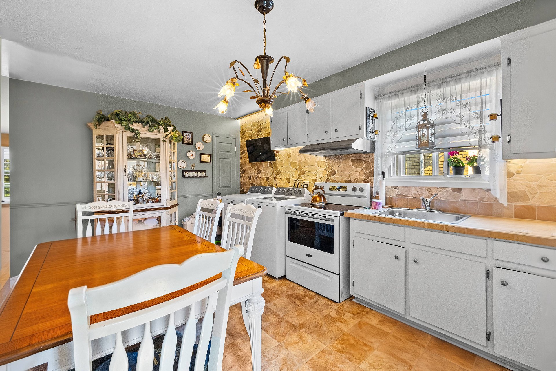 Cuisine – 8678-8682, Boul. Champlain
