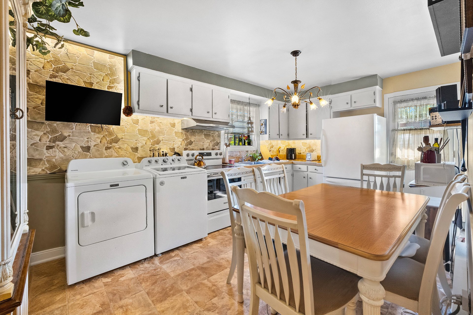 Cuisine – 8678-8682, Boul. Champlain