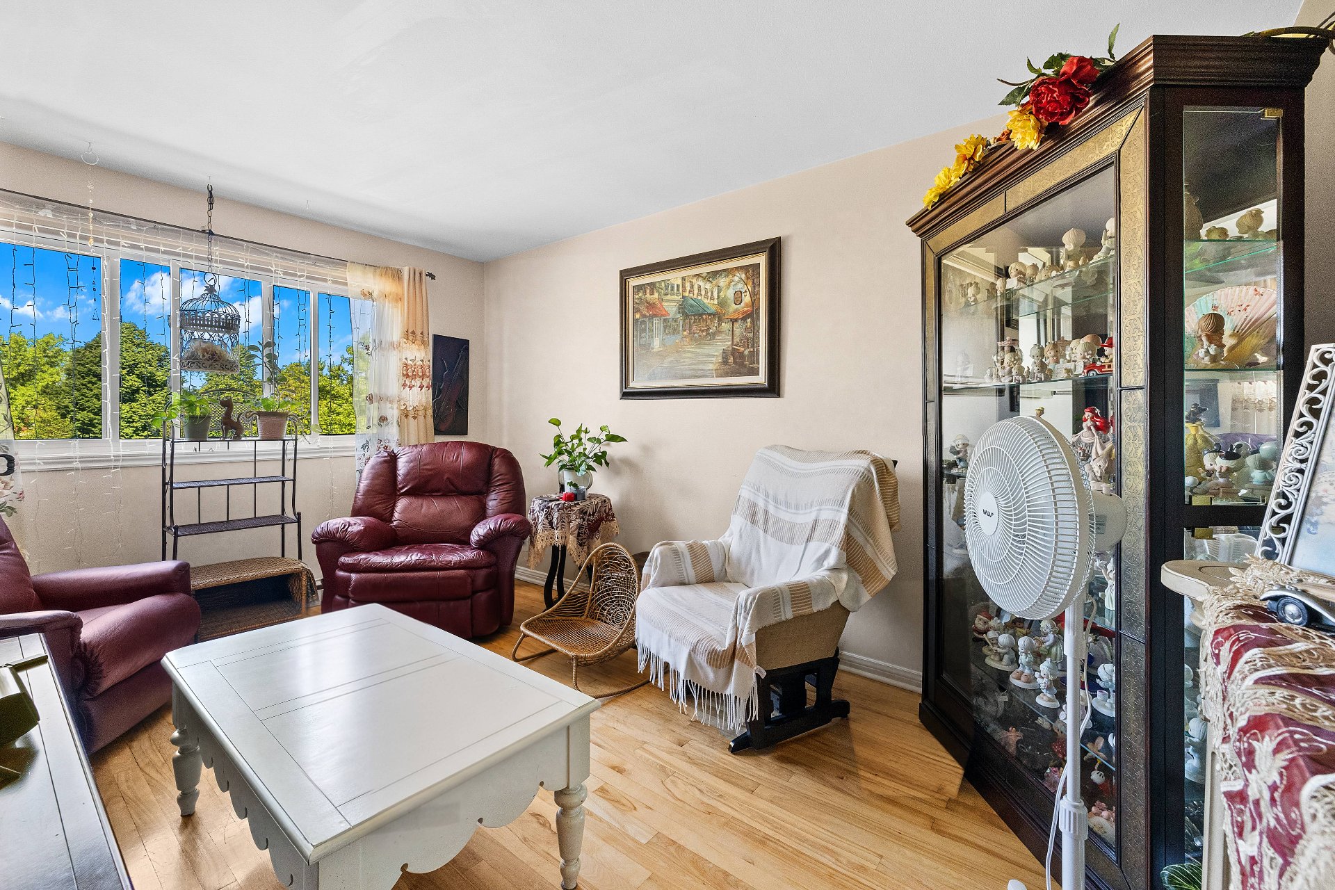 Salon – 8678-8682, Boul. Champlain