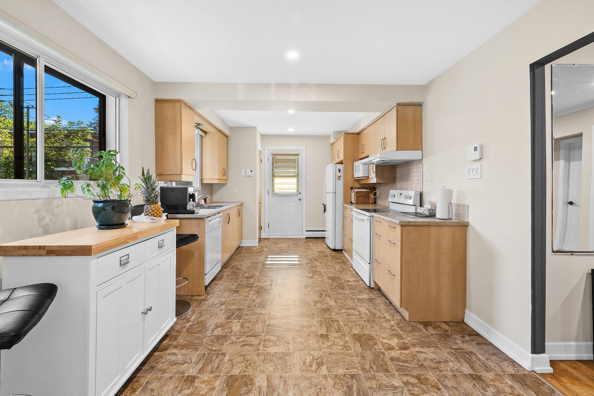 Cuisine – 8678-8682, Boul. Champlain