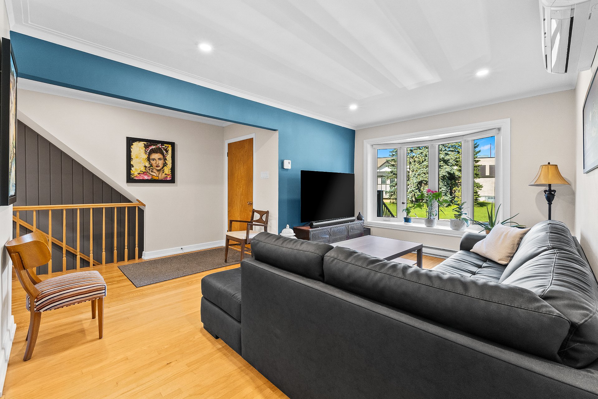 Salon – 8678-8682, Boul. Champlain