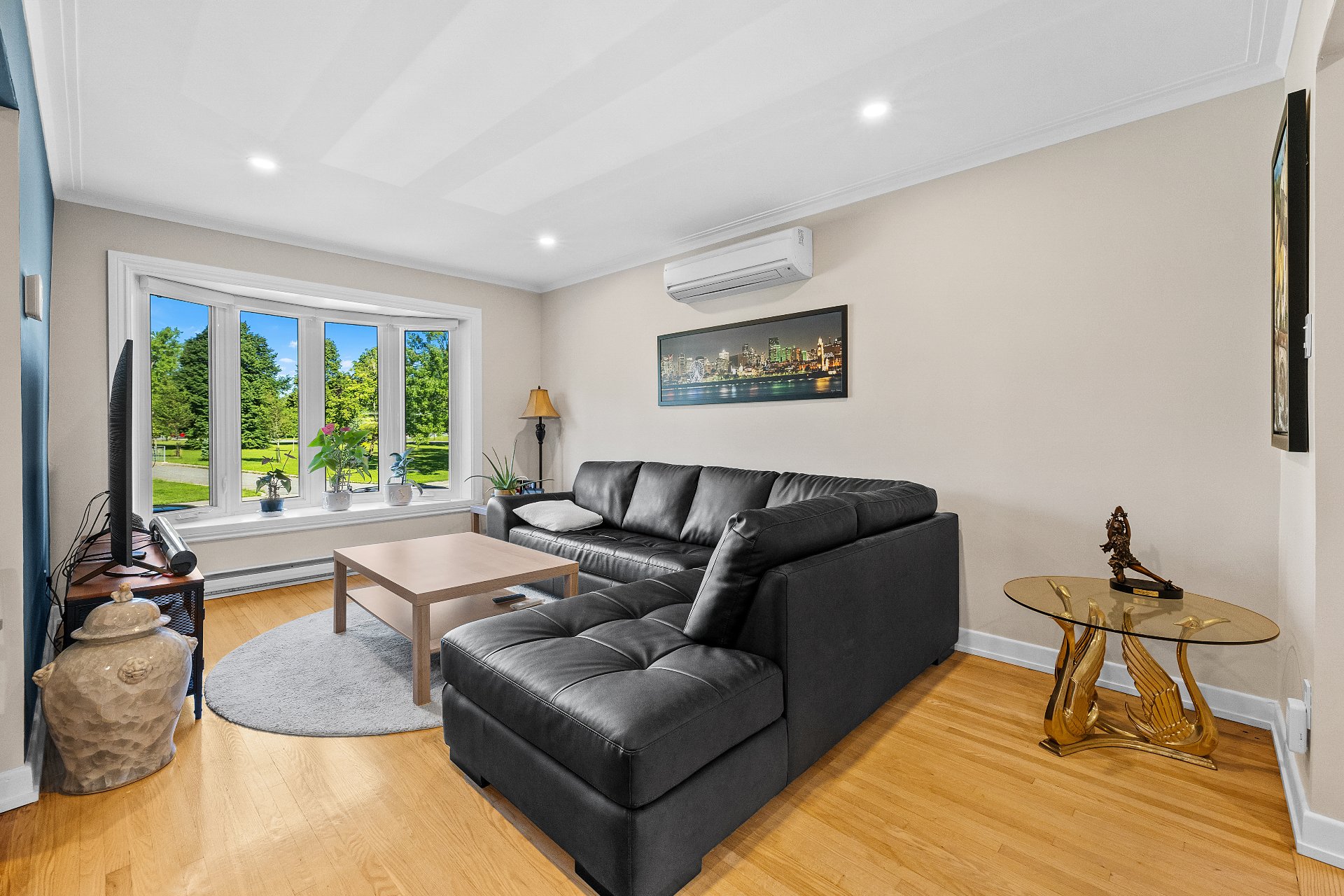 Salon – 8678-8682, Boul. Champlain