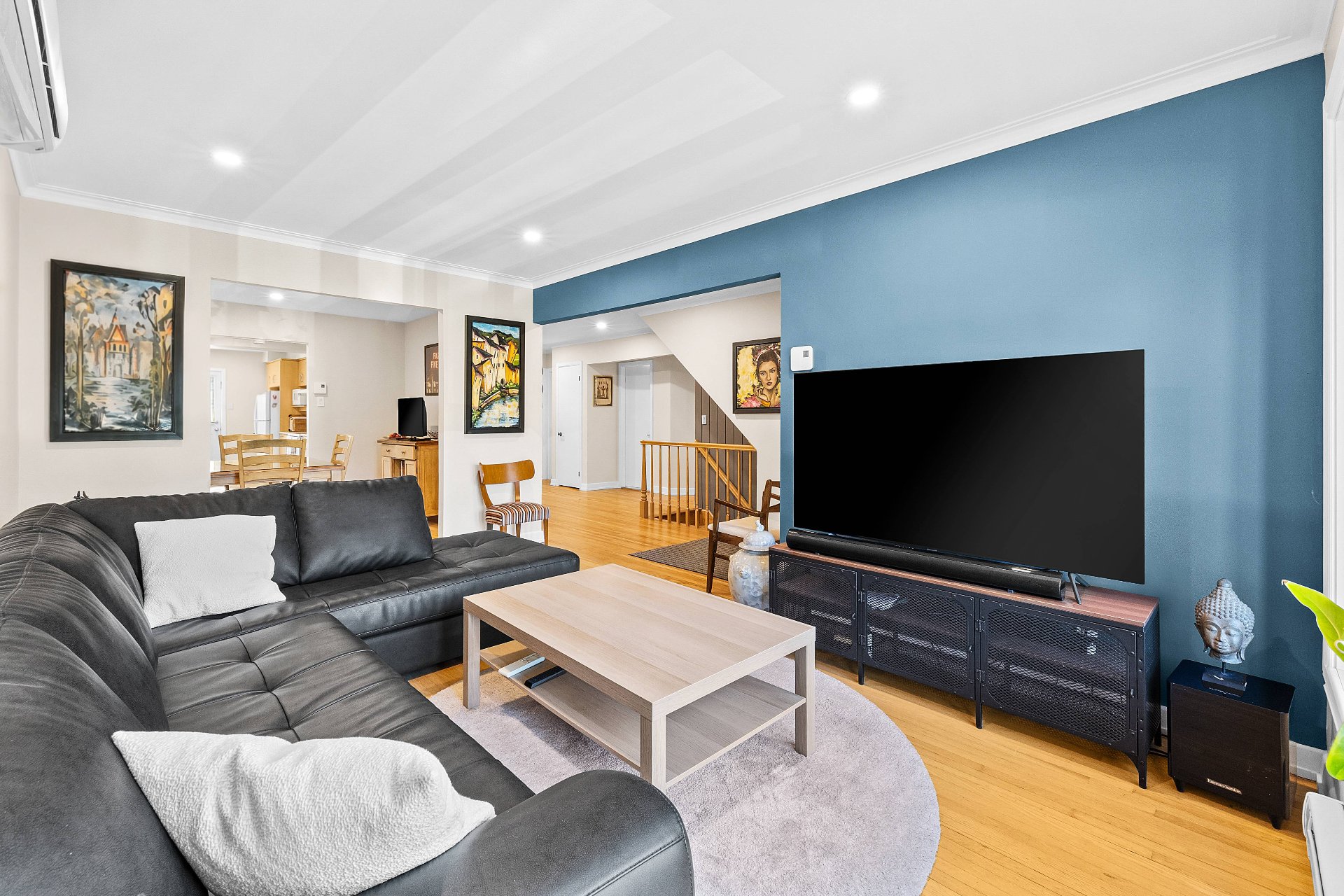 Salon – 8678-8682, Boul. Champlain
