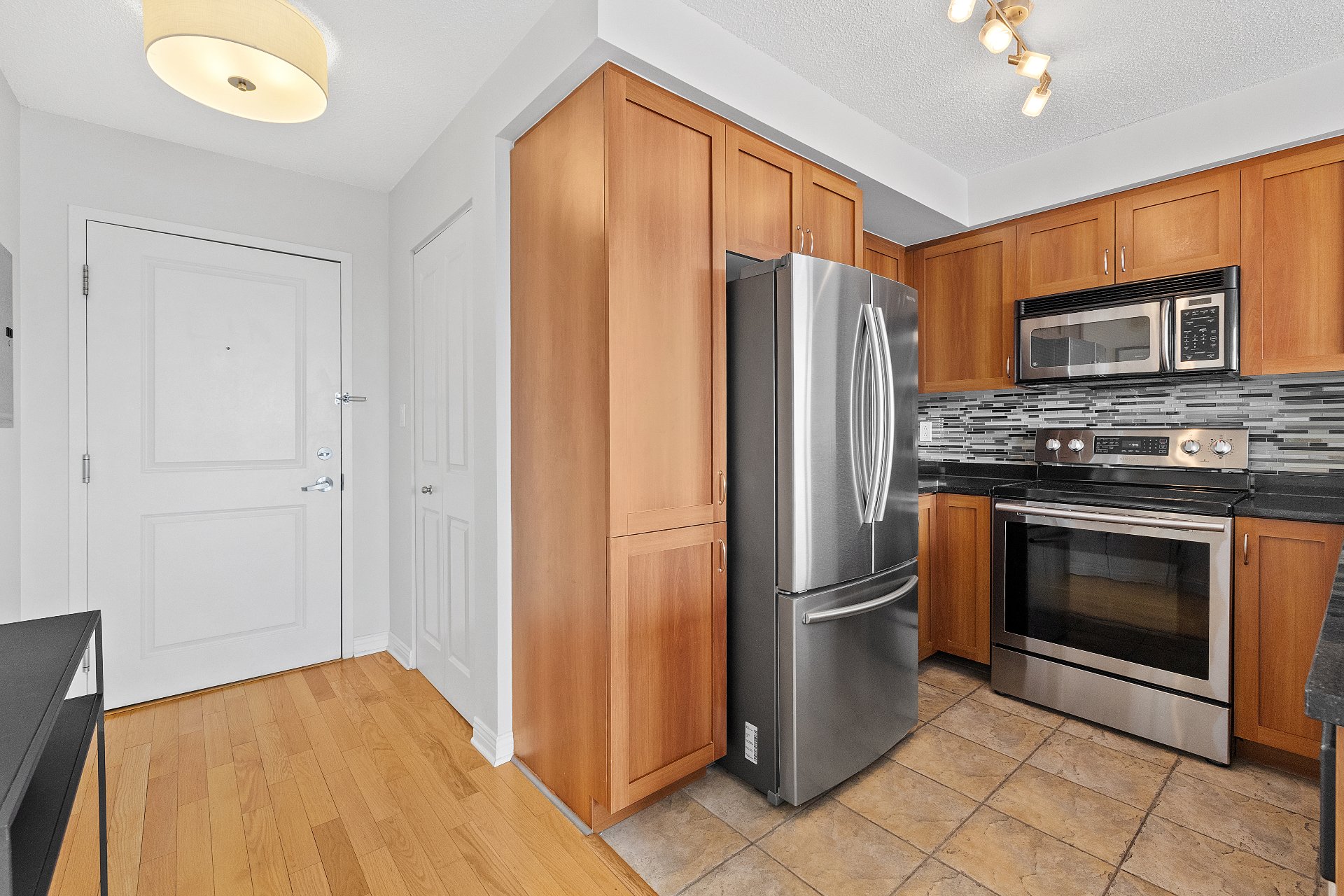 Kitchen – 1280, Rue St-Jacques, apt. 1301