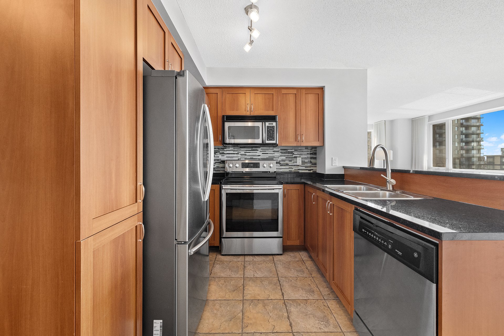 Kitchen – 1280, Rue St-Jacques, apt. 1301