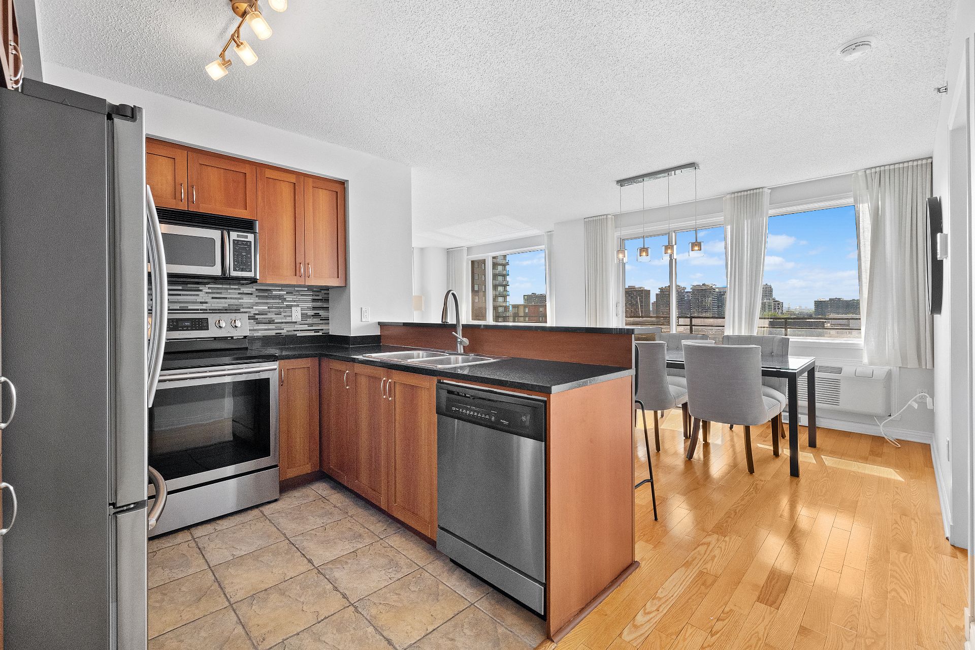 Kitchen – 1280, Rue St-Jacques, apt. 1301