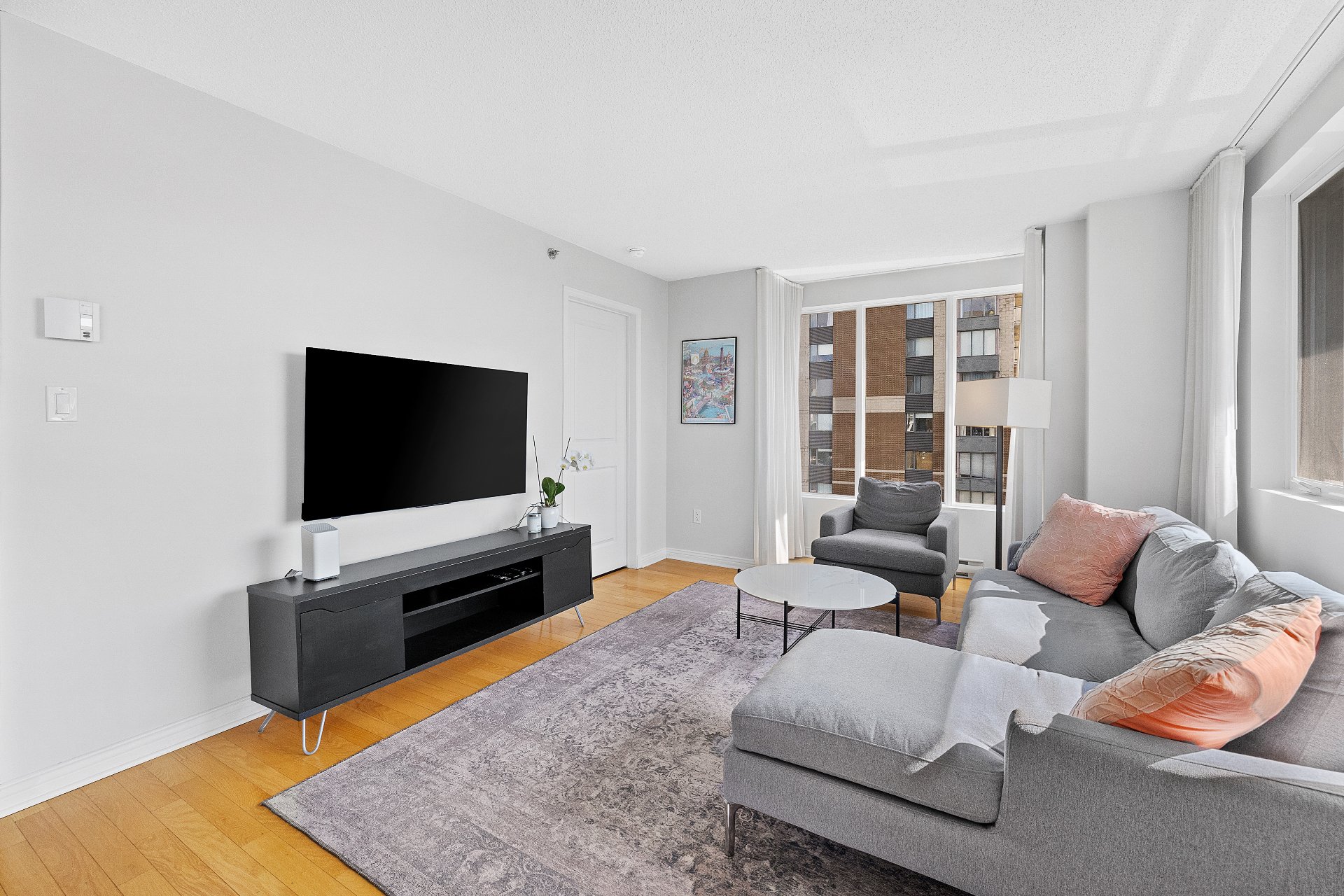 Living room – 1280, Rue St-Jacques, apt. 1301