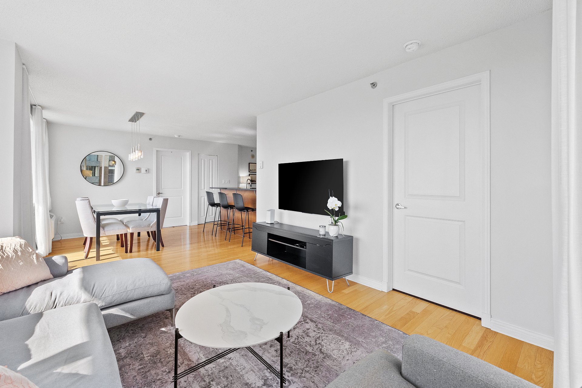 Living room – 1280, Rue St-Jacques, apt. 1301