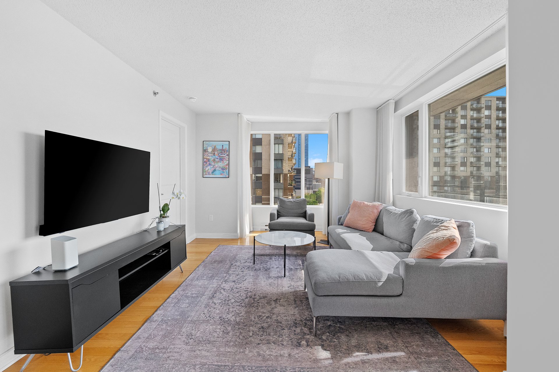 Living room – 1280, Rue St-Jacques, apt. 1301