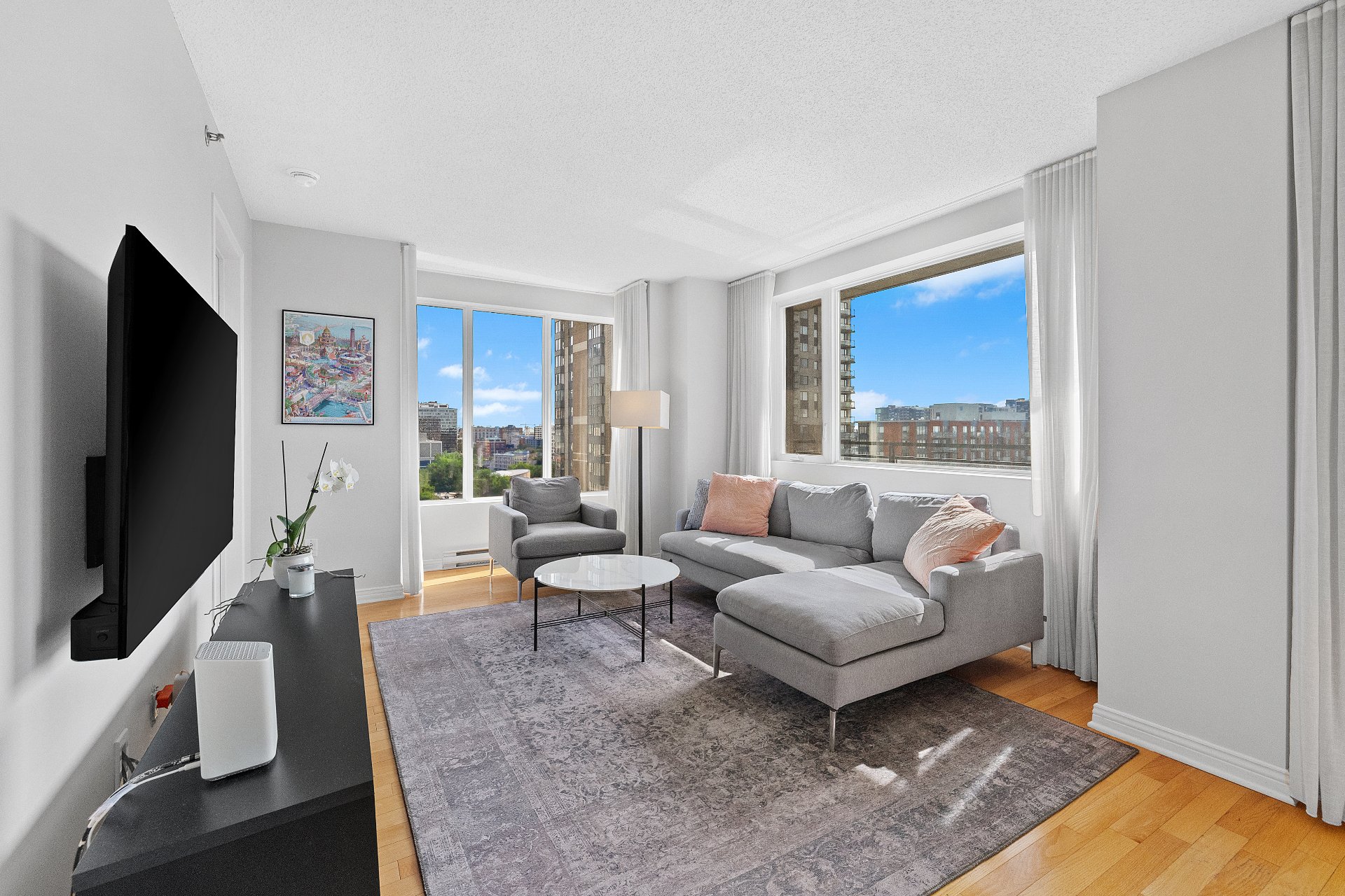 Living room – 1280, Rue St-Jacques, apt. 1301
