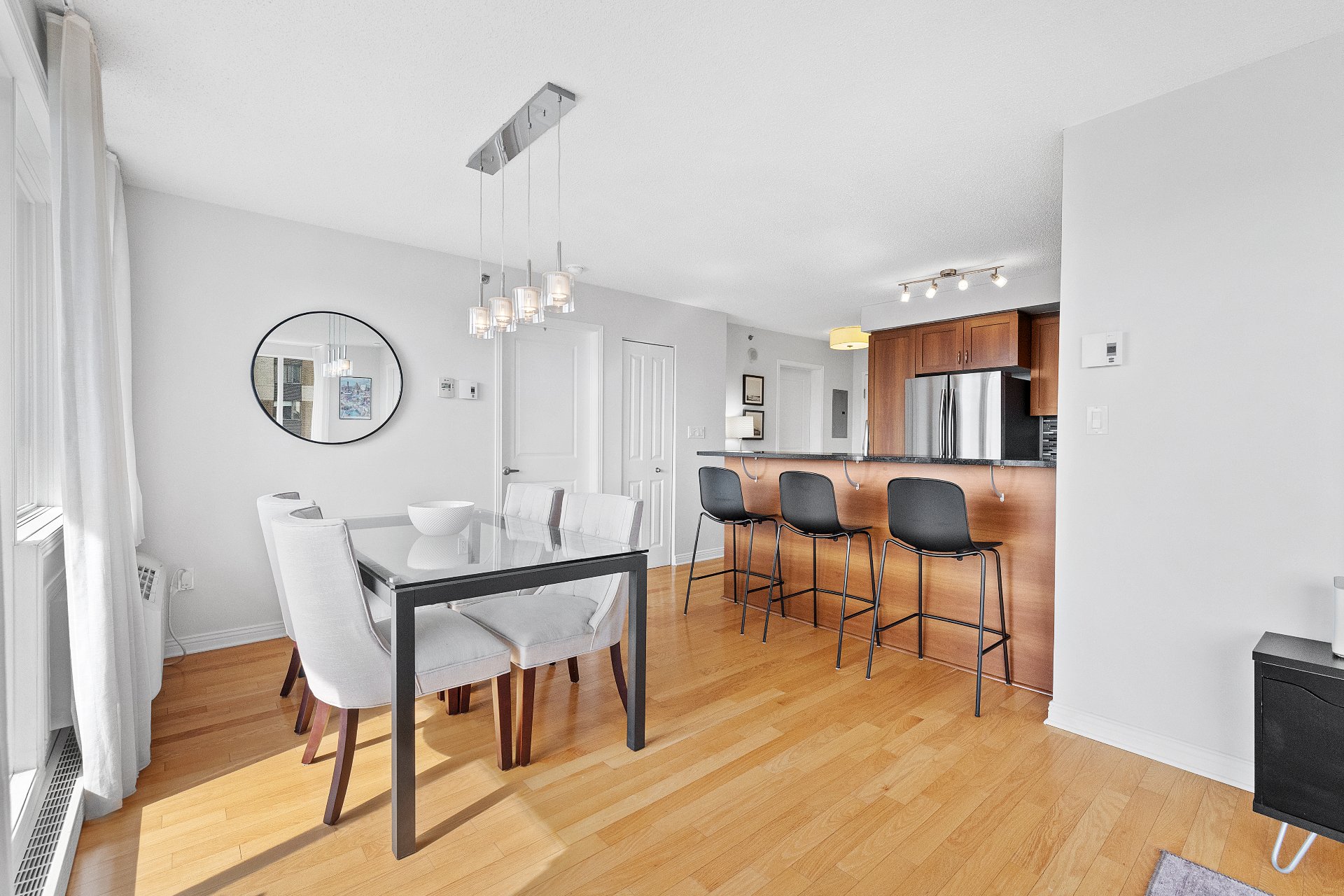 Dining room – 1280, Rue St-Jacques, apt. 1301
