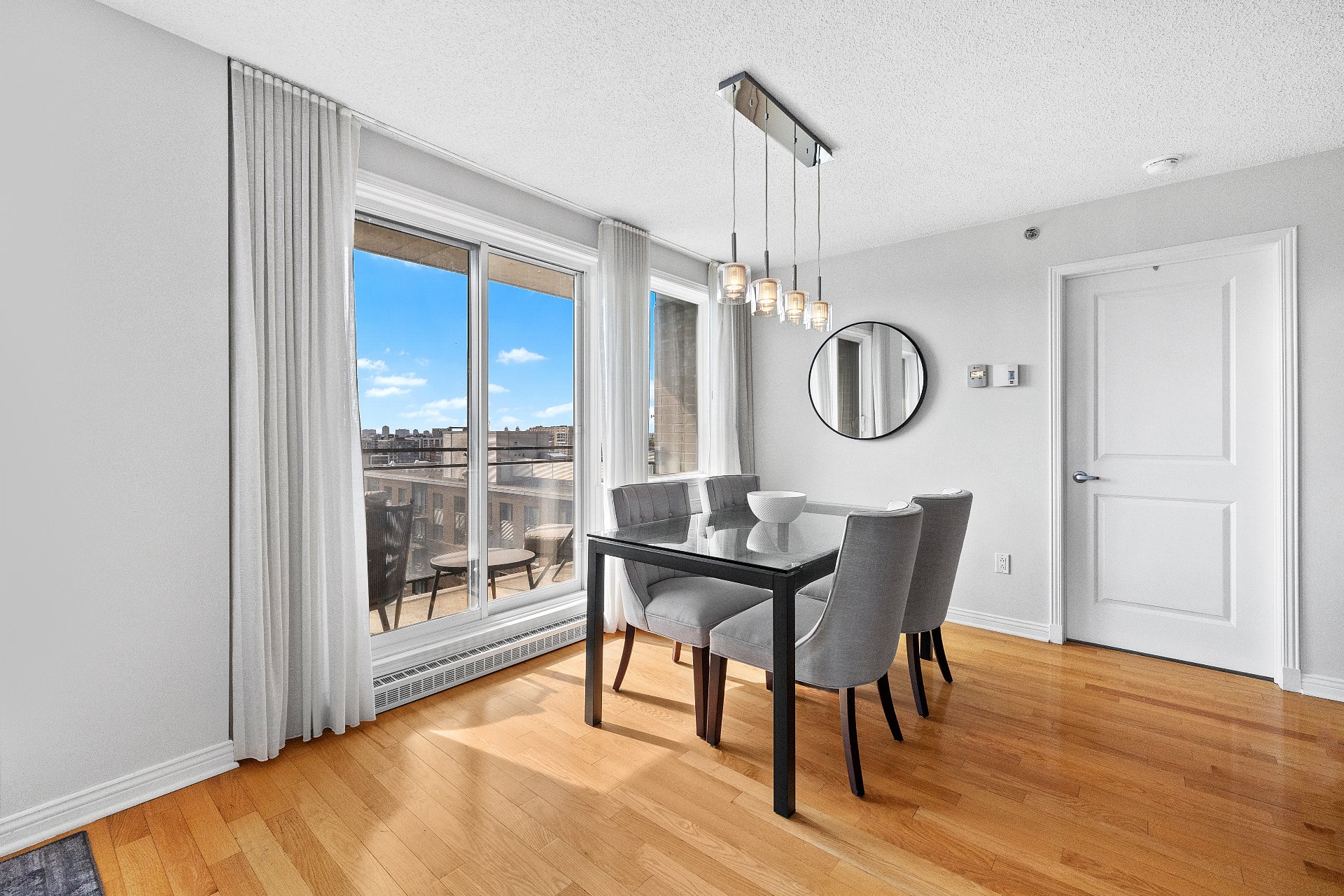 Dining room – 1280, Rue St-Jacques, apt. 1301